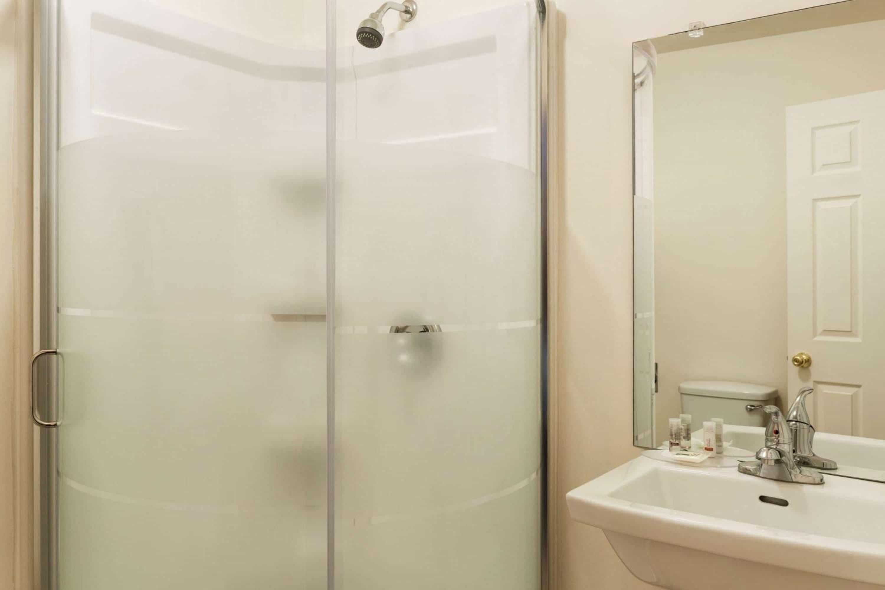 Trois-rivieres Vacations - Days Inn by Wyndham Trois-Rivieres - Property Image 11