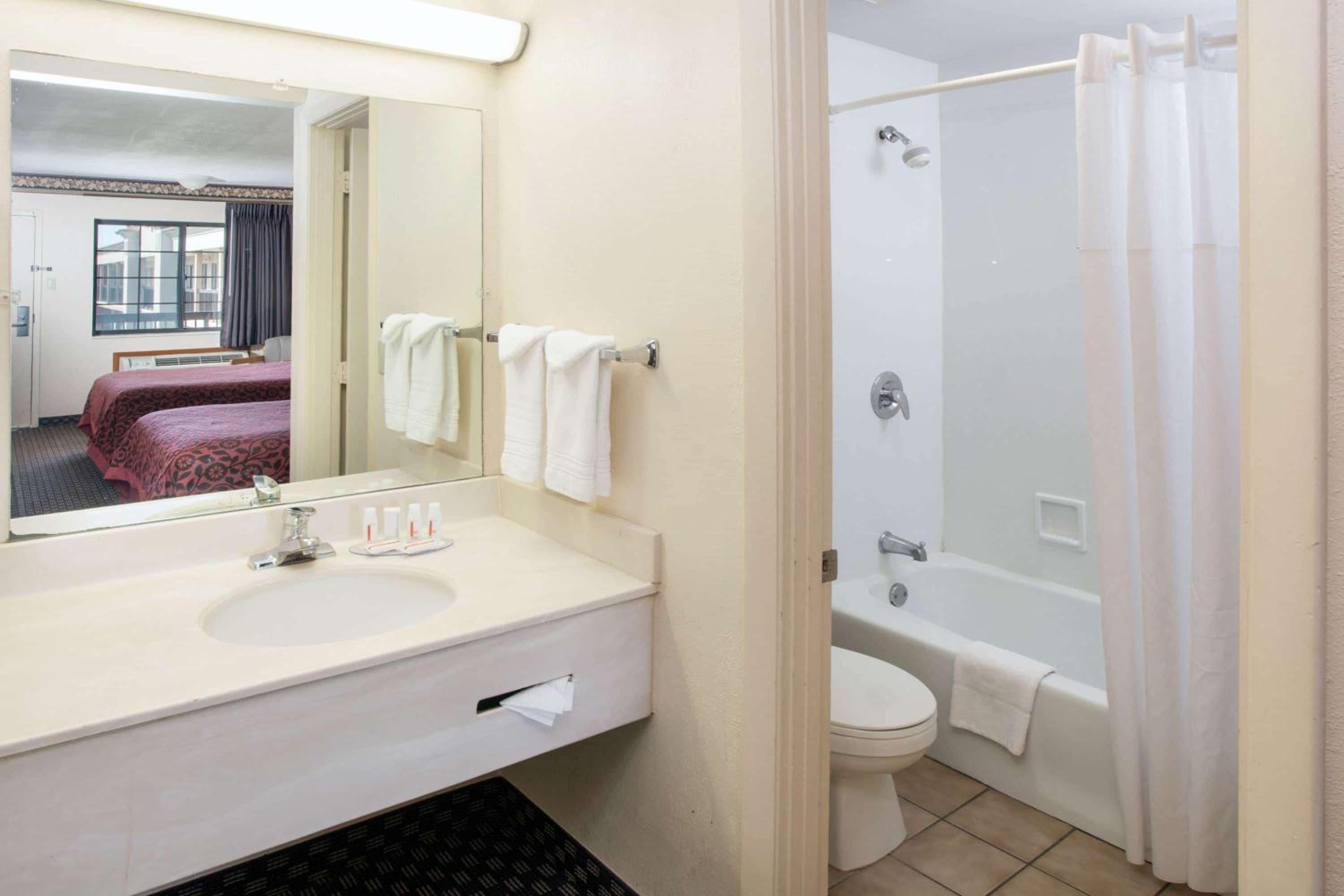 Kokomo Vacations - Days Inn  Suites by Wyndham Kokomo - Property Image 11