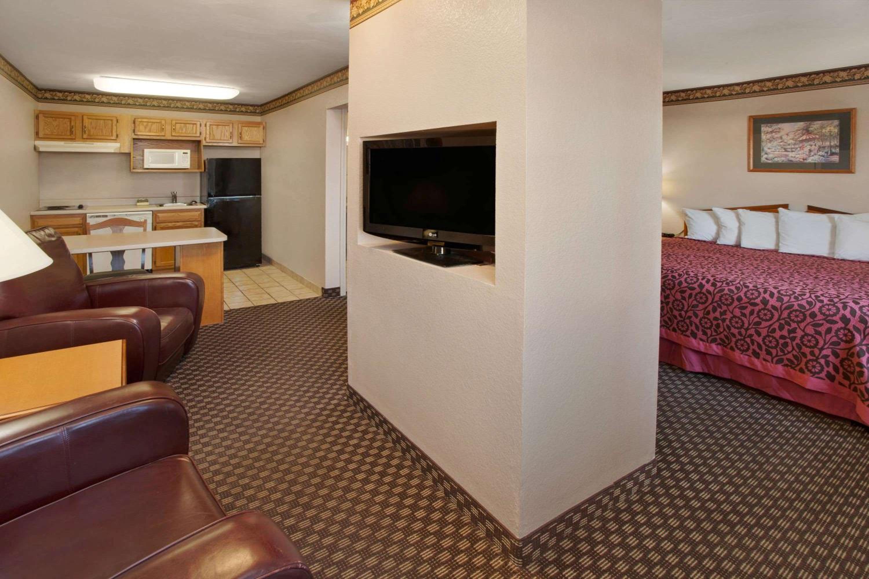 Kokomo Vacations - Days Inn  Suites by Wyndham Kokomo - Property Image 3