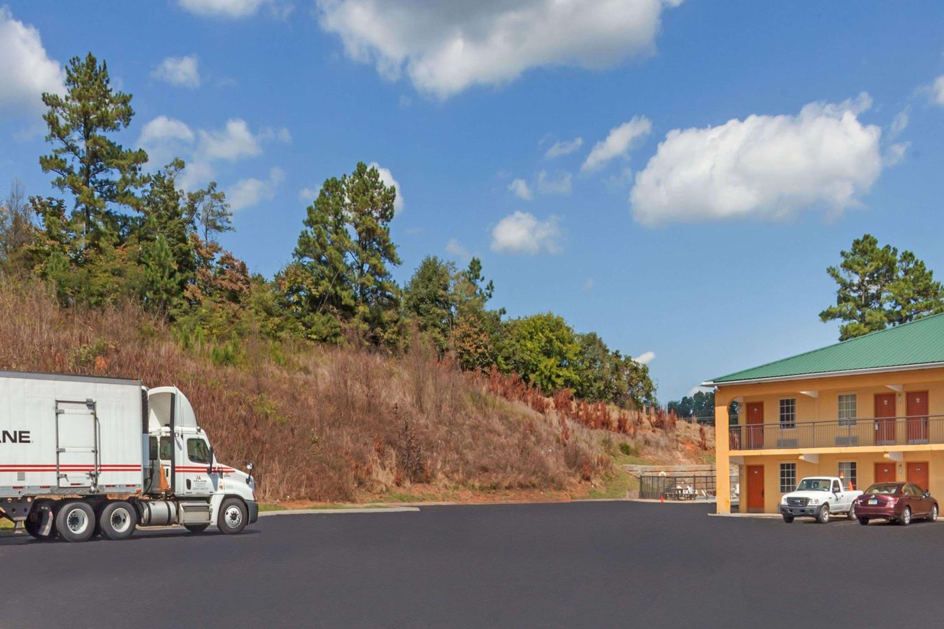 Days Inn by Wyndham Lenoir City view 2