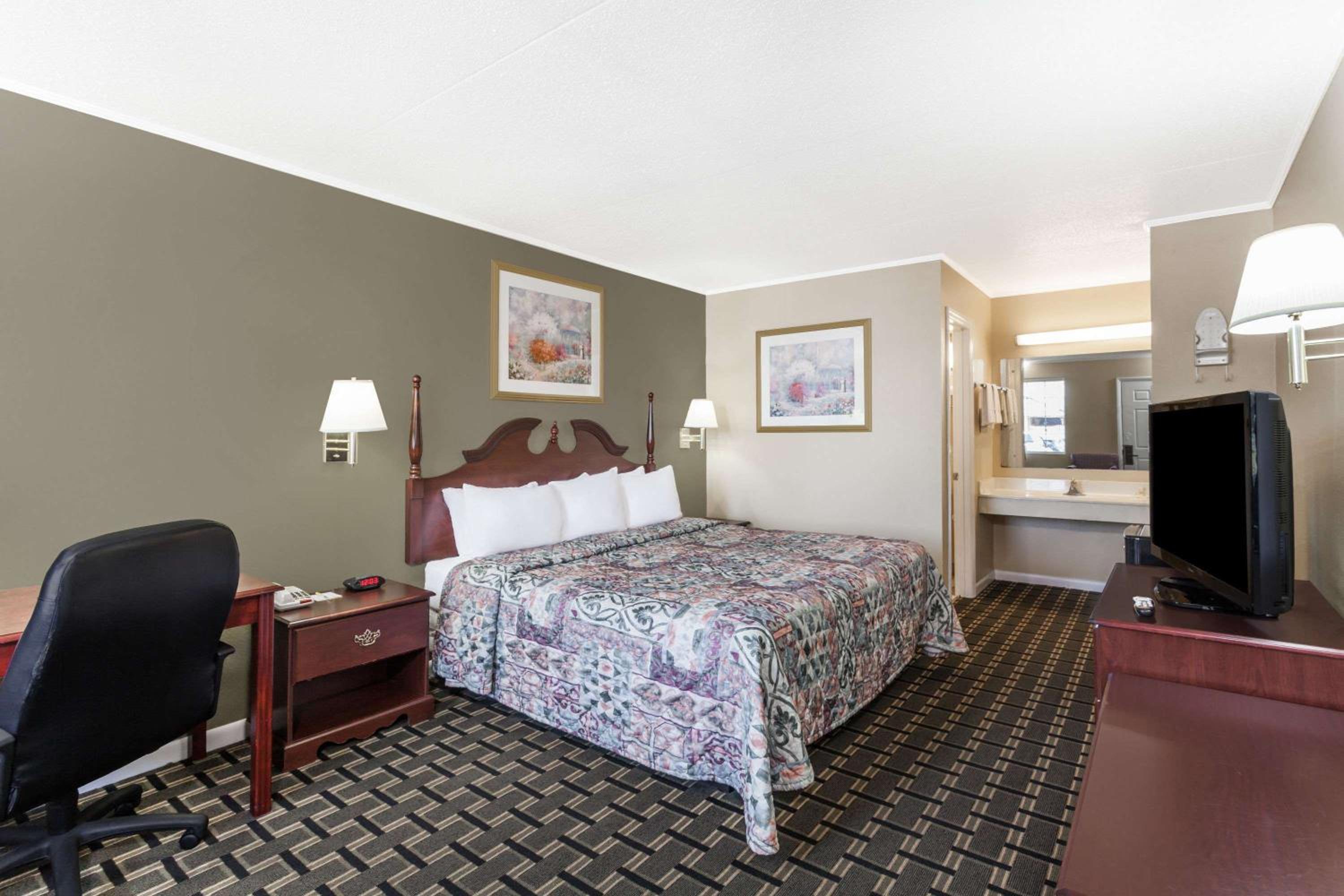Days Inn by Wyndham Lenoir City view 4