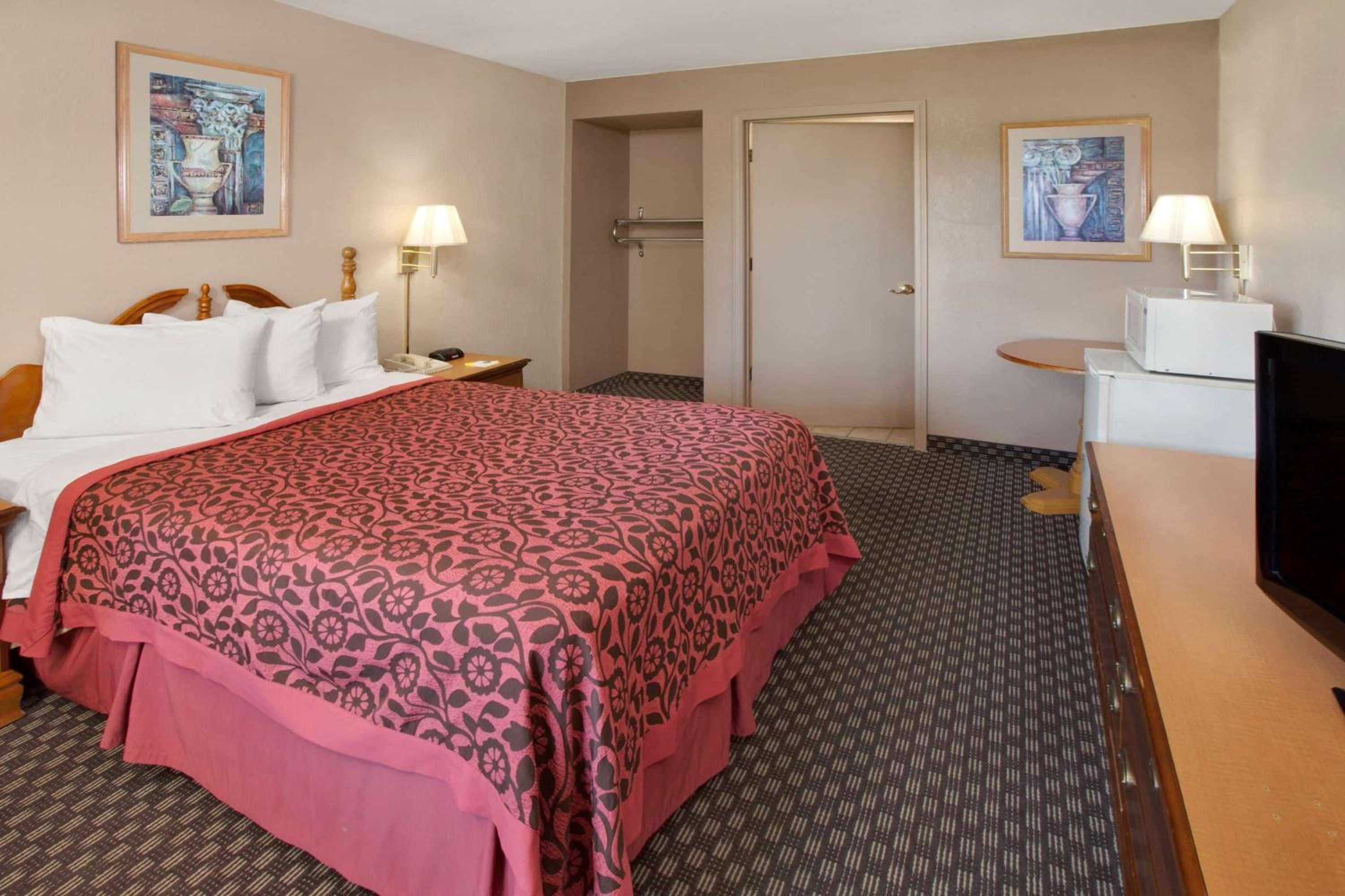 Kokomo Vacations - Days Inn  Suites by Wyndham Kokomo - Property Image 2