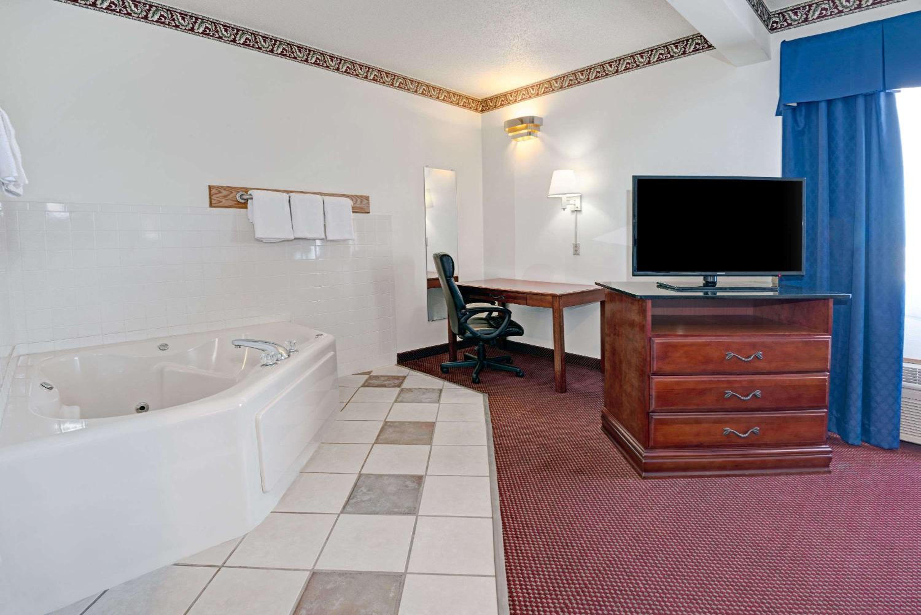 Laramie Vacations - Days Inn by Wyndham Laramie - Property Image 9