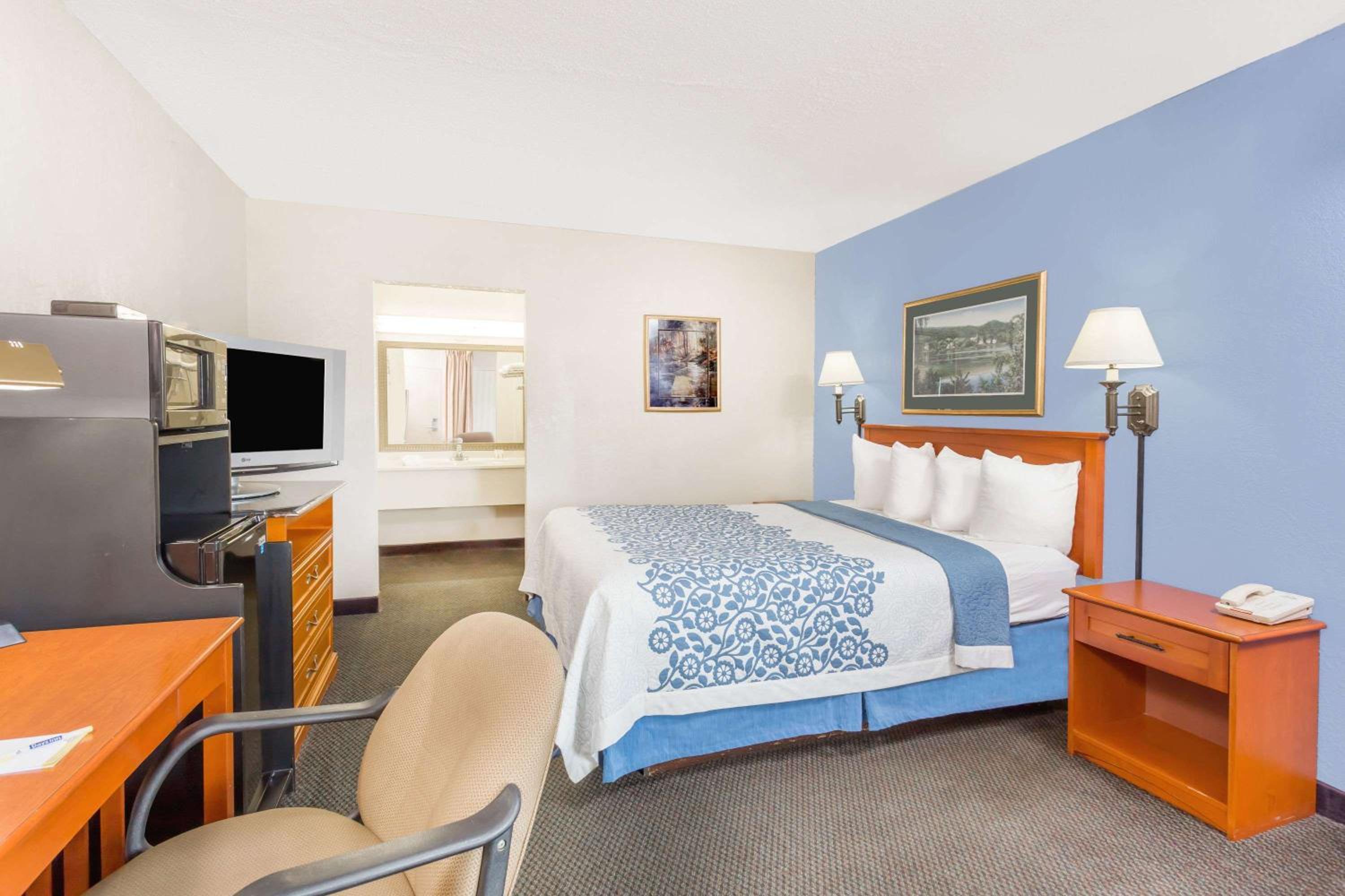 Days Inn by Wyndham Cedar Falls- University Plaza view 3