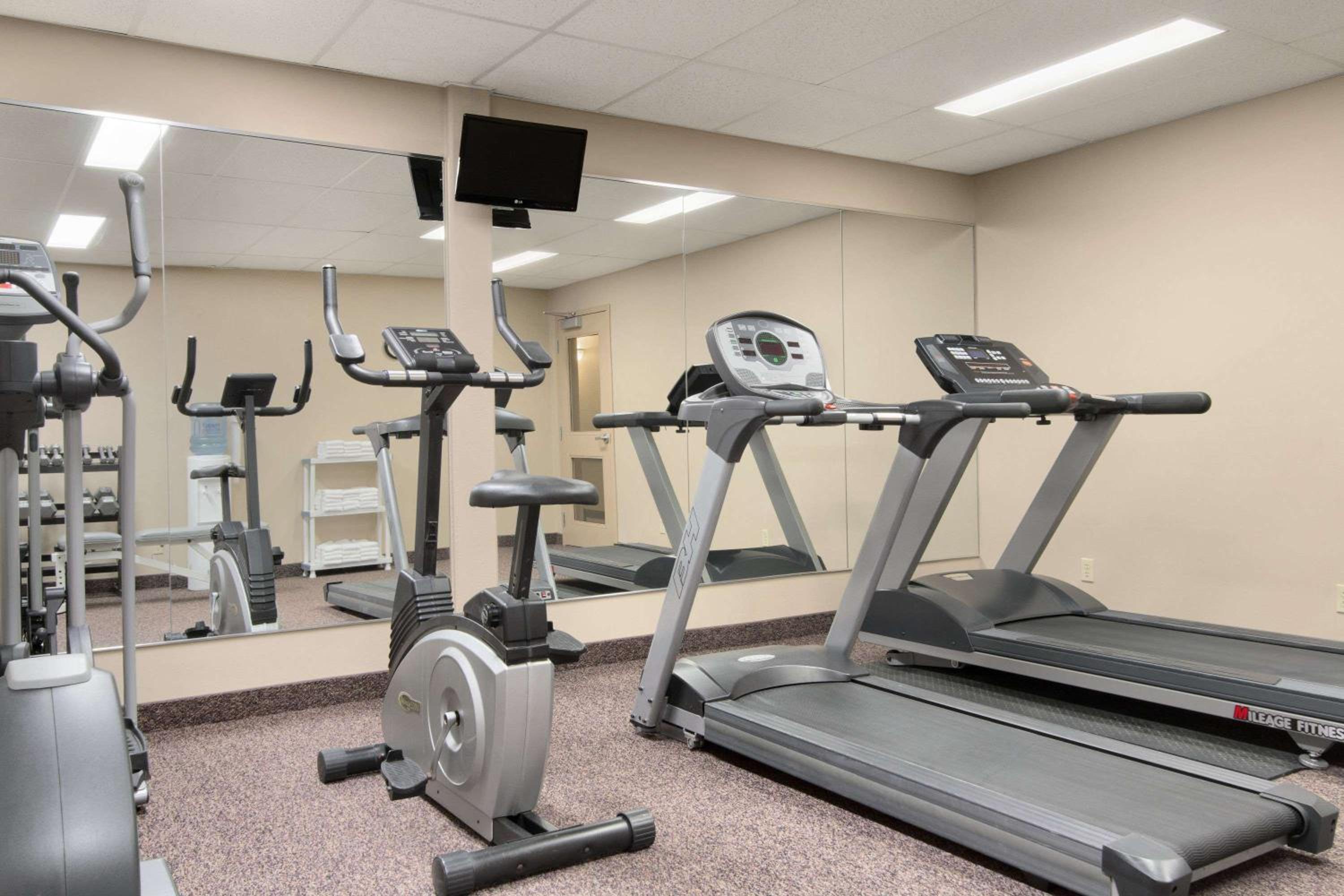 Thunder Bay Vacations - Days Inn  Suites by Wyndham Thunder Bay - Property Image 4