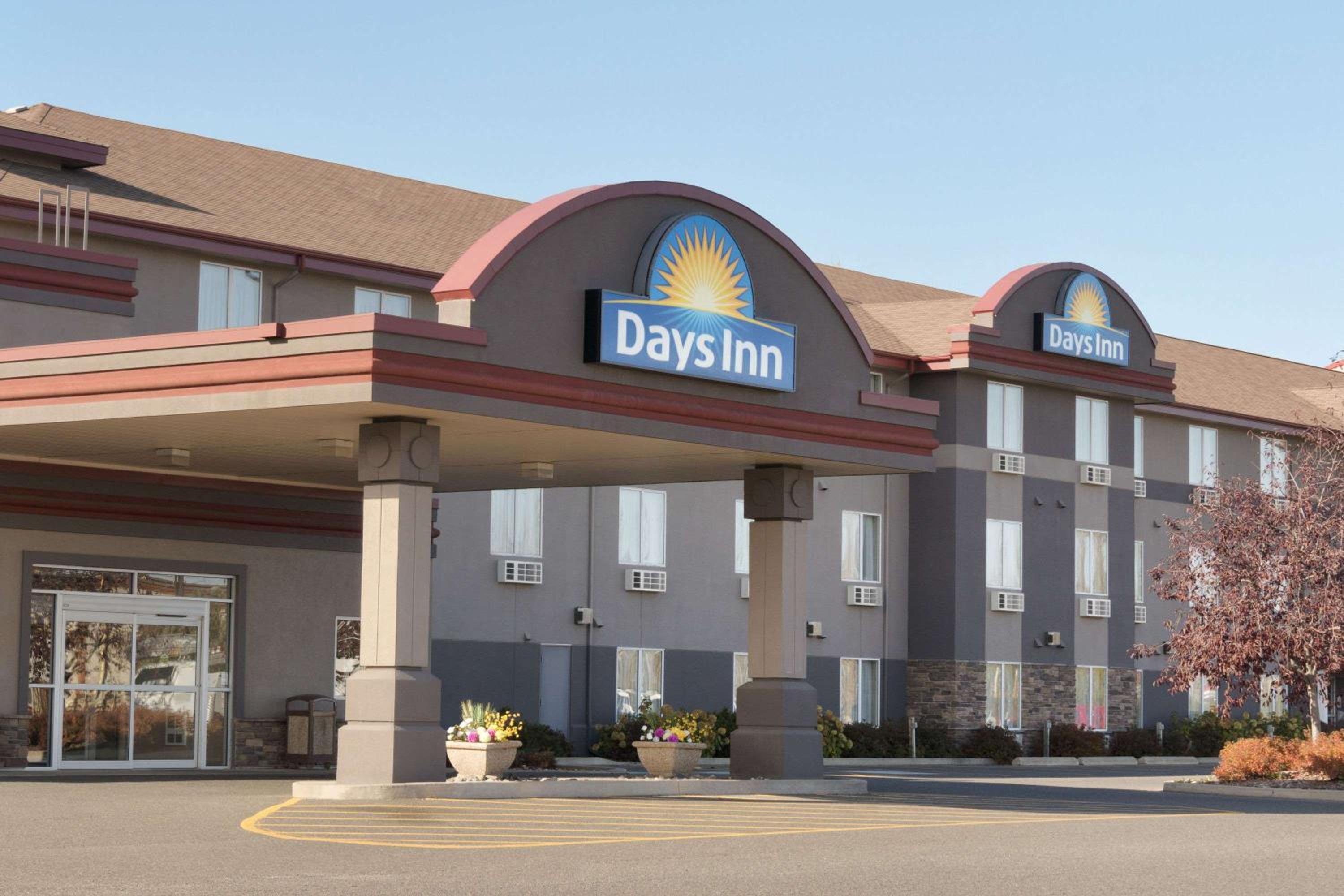 Thunder Bay Vacations - Days Inn  Suites by Wyndham Thunder Bay - Property Image 1