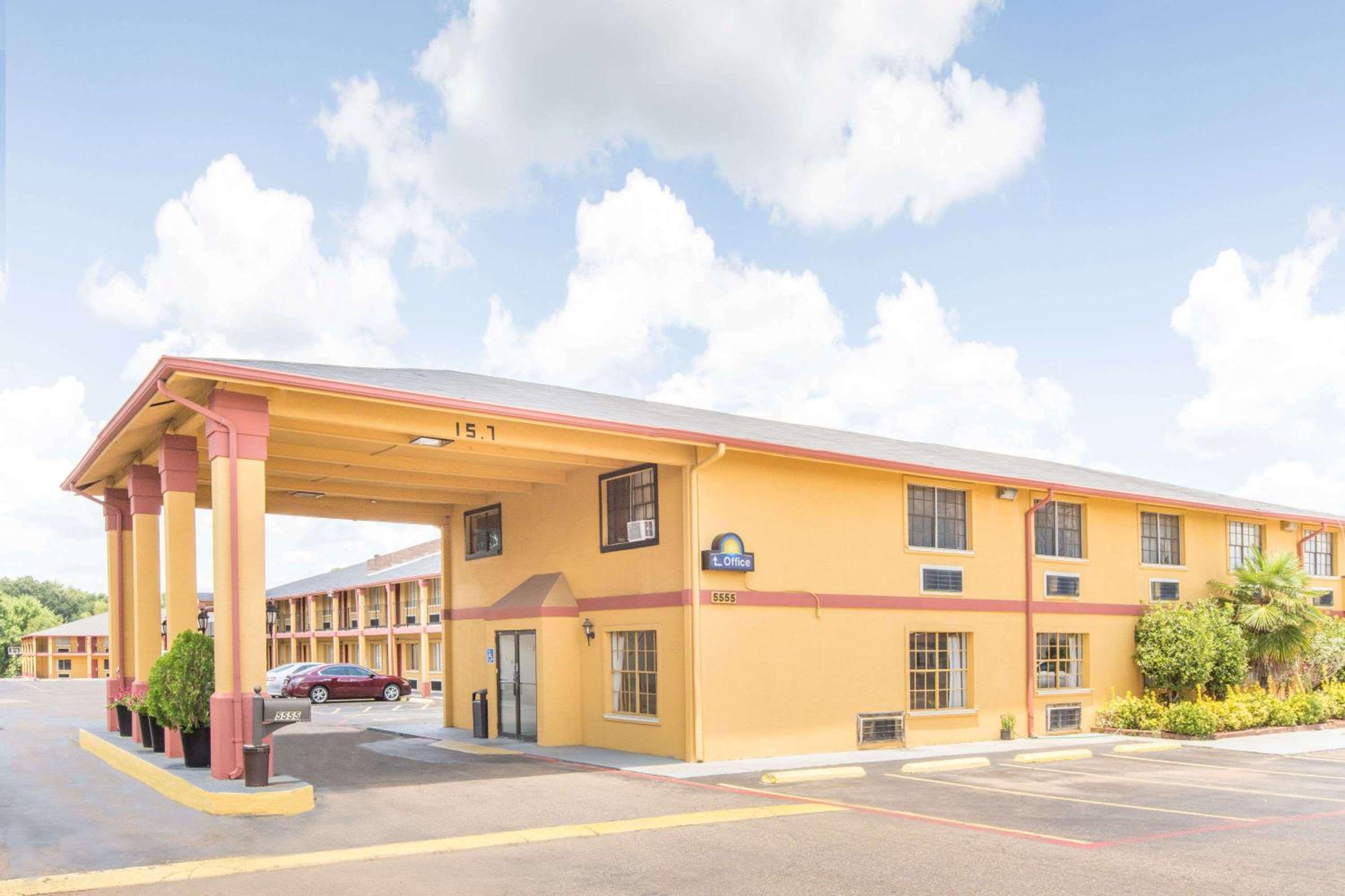 Marshall Vacations - Days Inn  Suites by Wyndham Marshall - Property Image 1