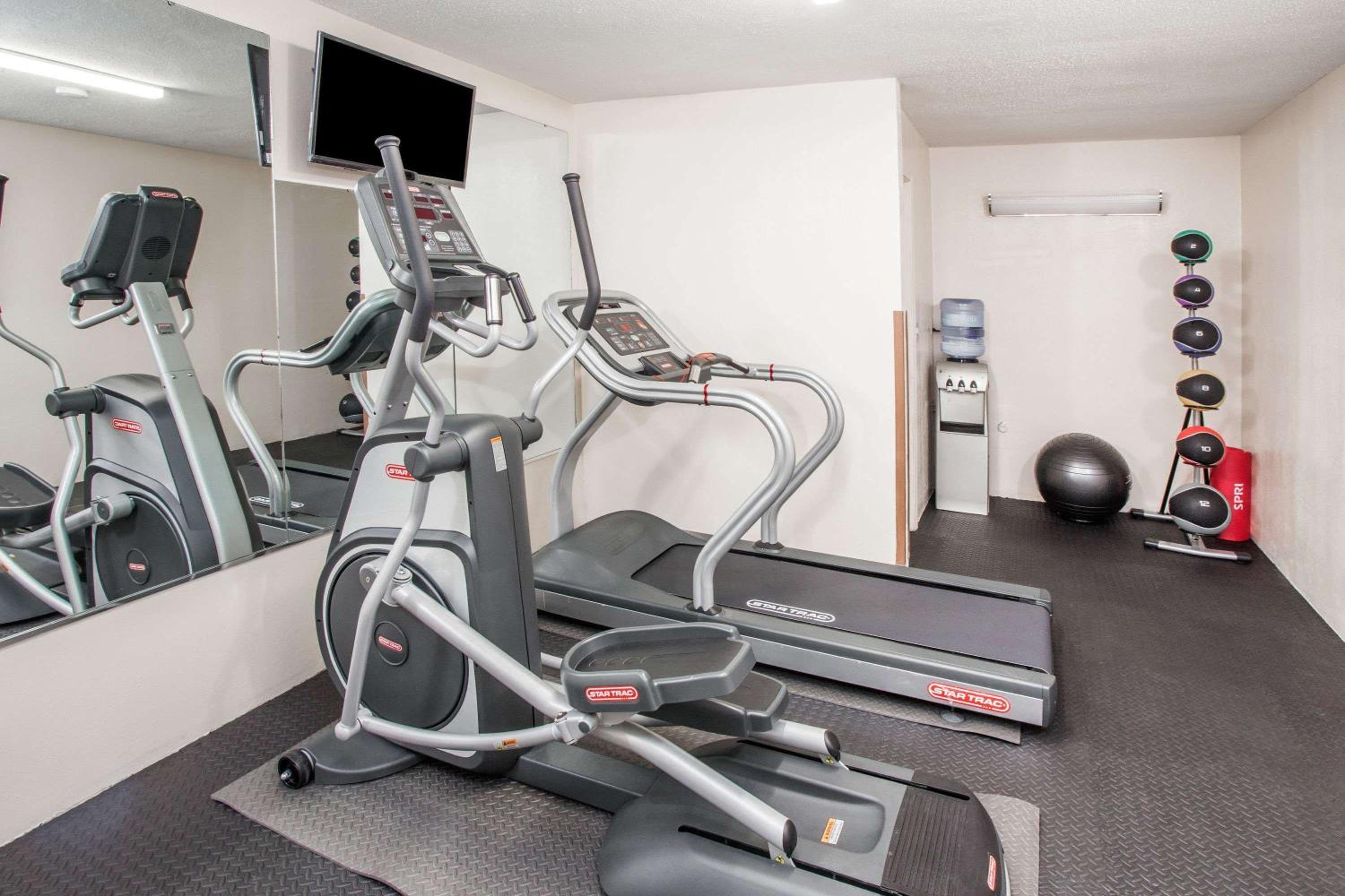 Fort Wayne Vacations - Days Inn by Wyndham Fort Wayne - Property Image 23