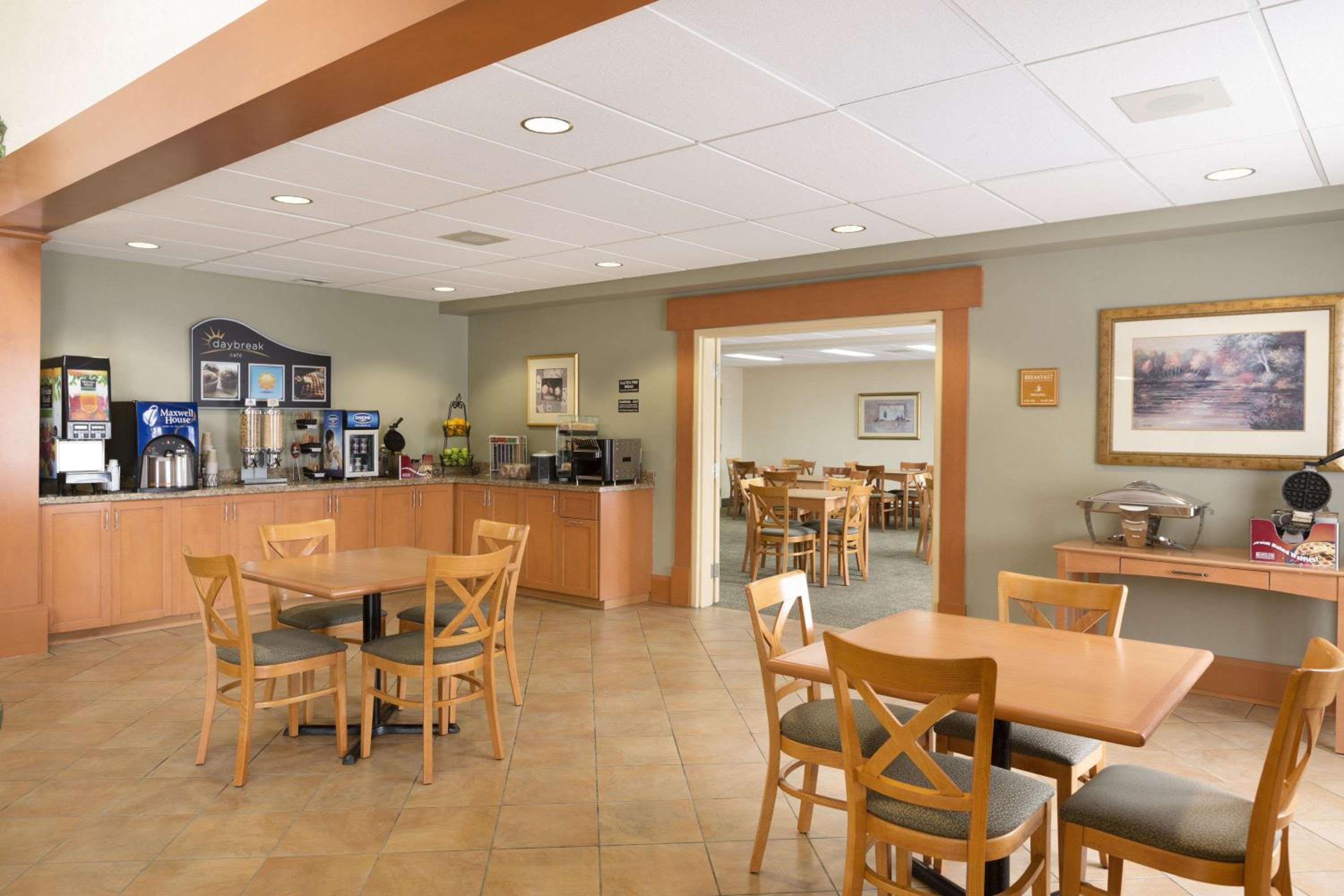 Orillia Vacations - Days Inn by Wyndham Orillia - Property Image 3