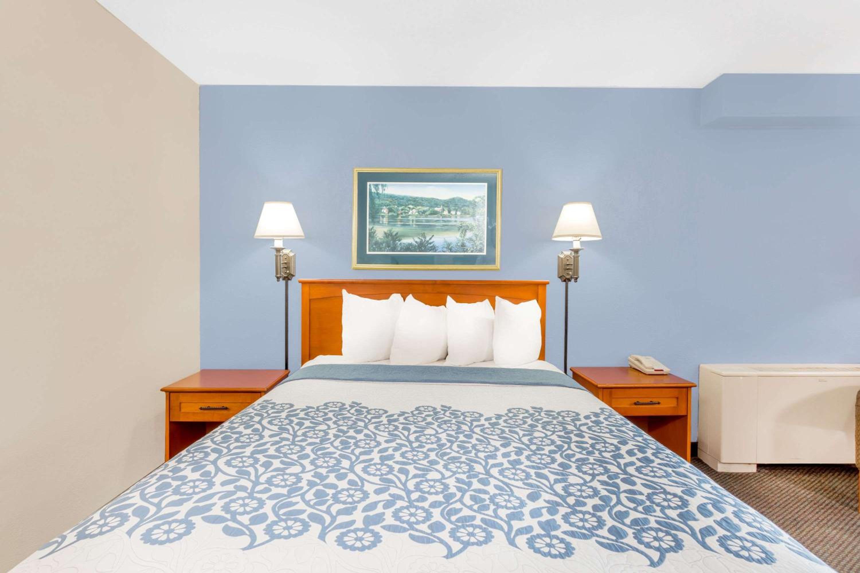 Days Inn by Wyndham Cedar Falls- University Plaza view 4