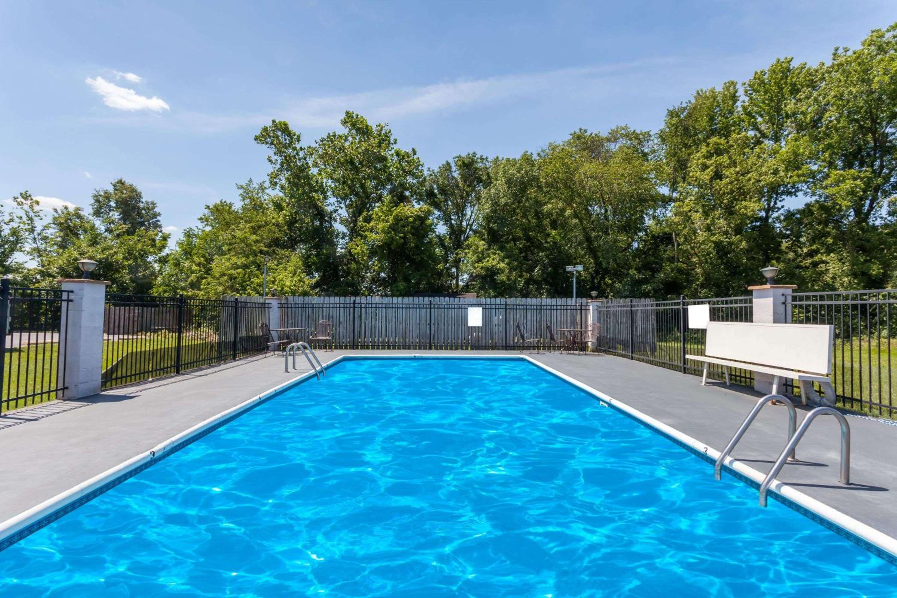 Days Inn by Wyndham Martin view 5