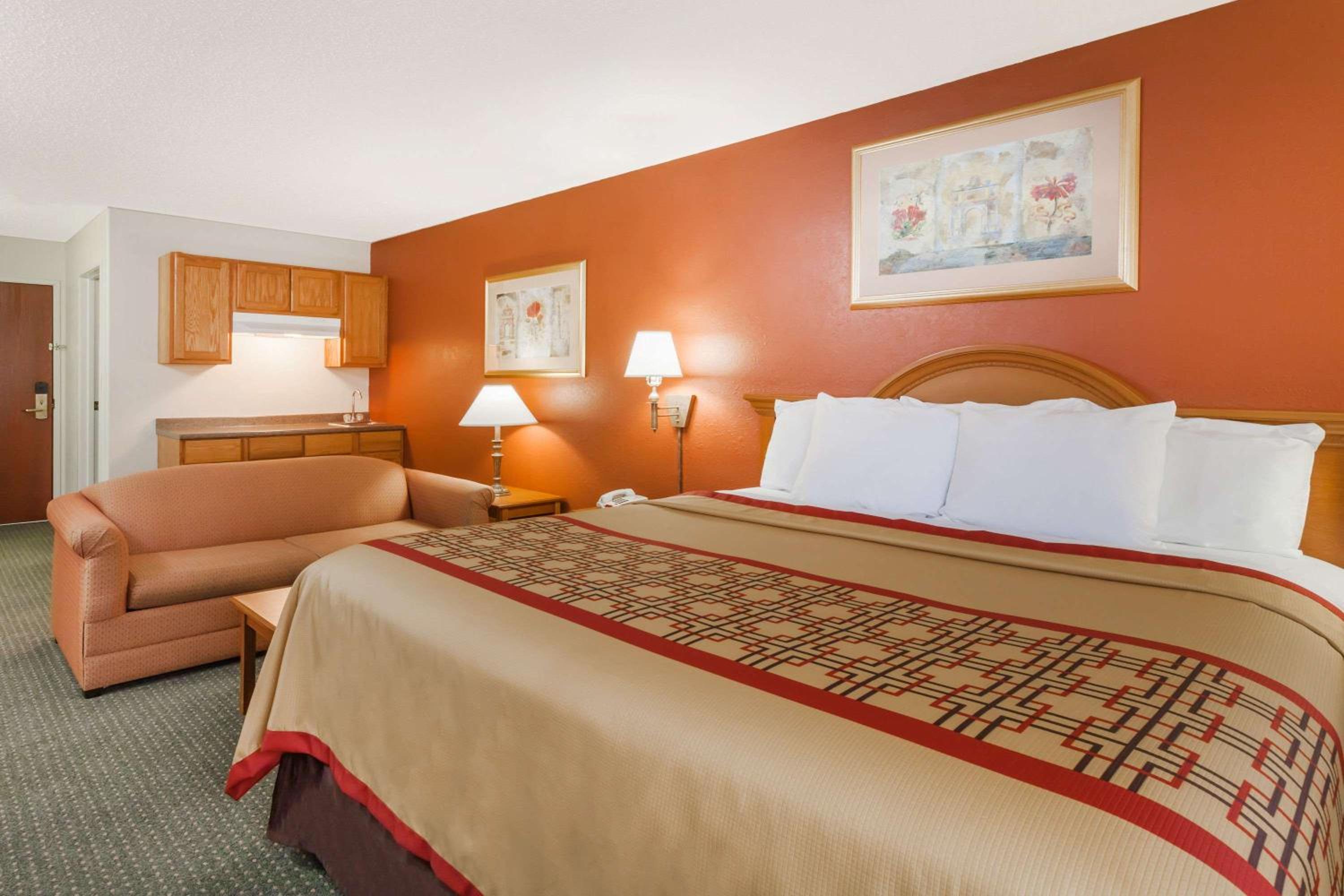 Days Inn & Suites by Wyndham New Iberia view 4