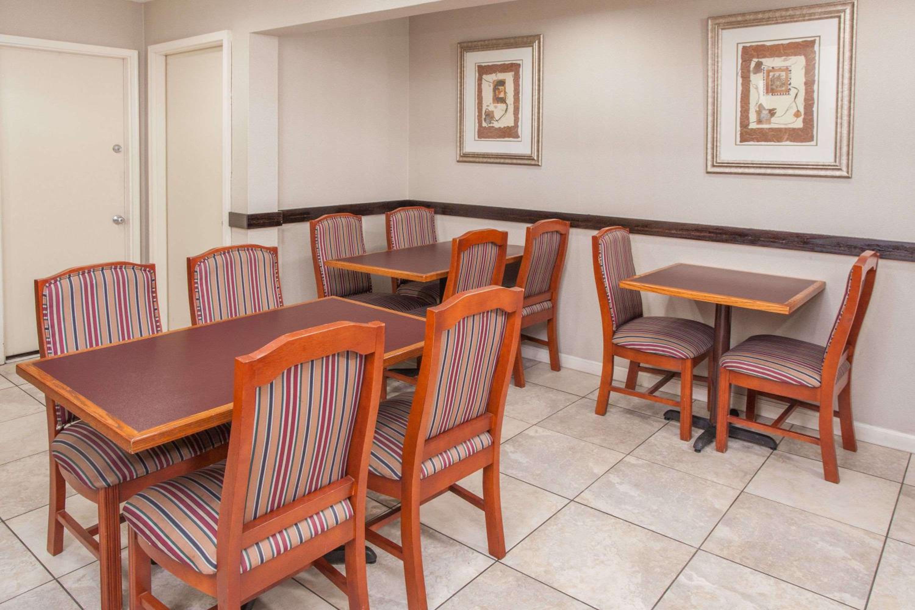 Fort Wayne Vacations - Days Inn by Wyndham Fort Wayne - Property Image 24