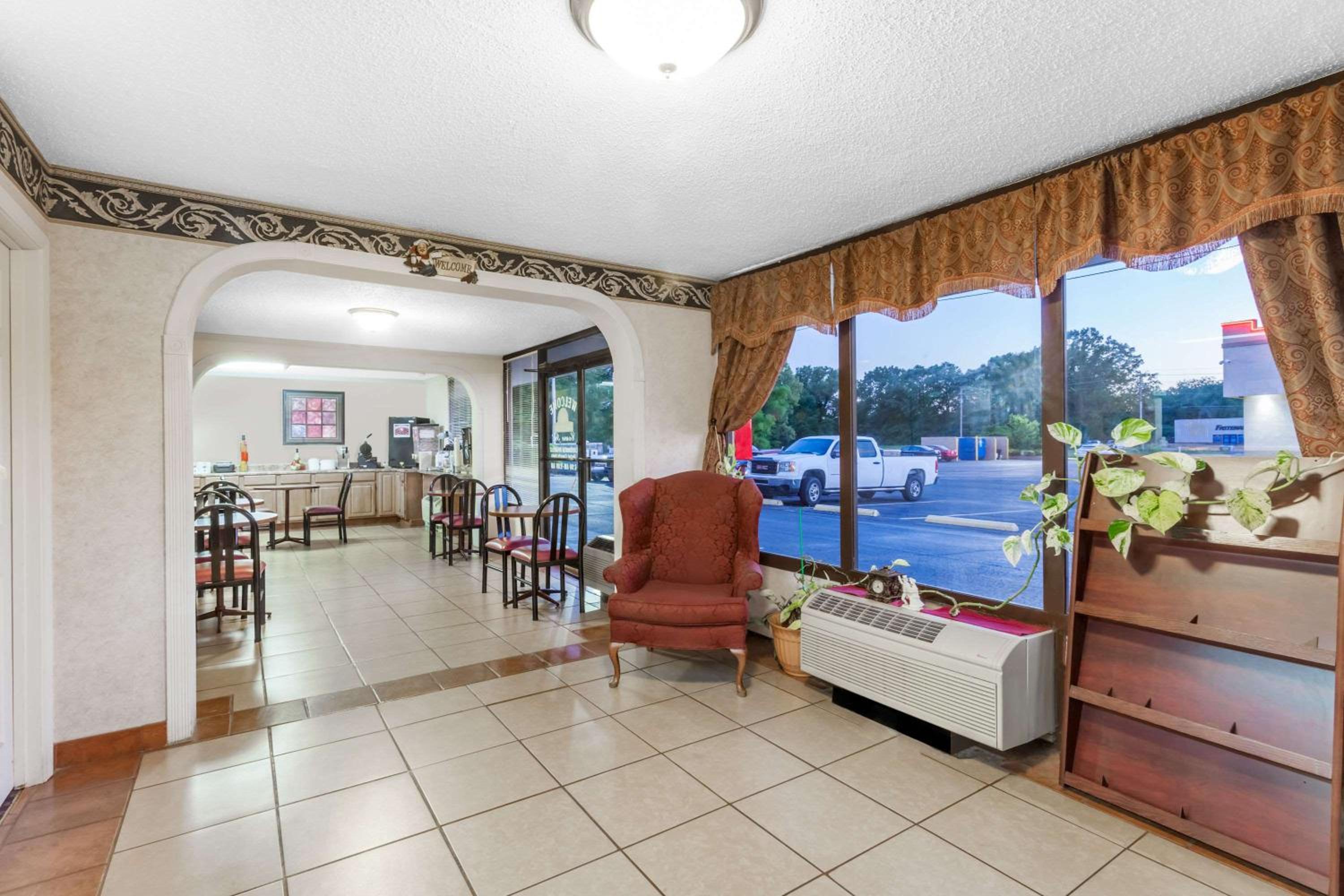 Days Inn by Wyndham Martin view 4