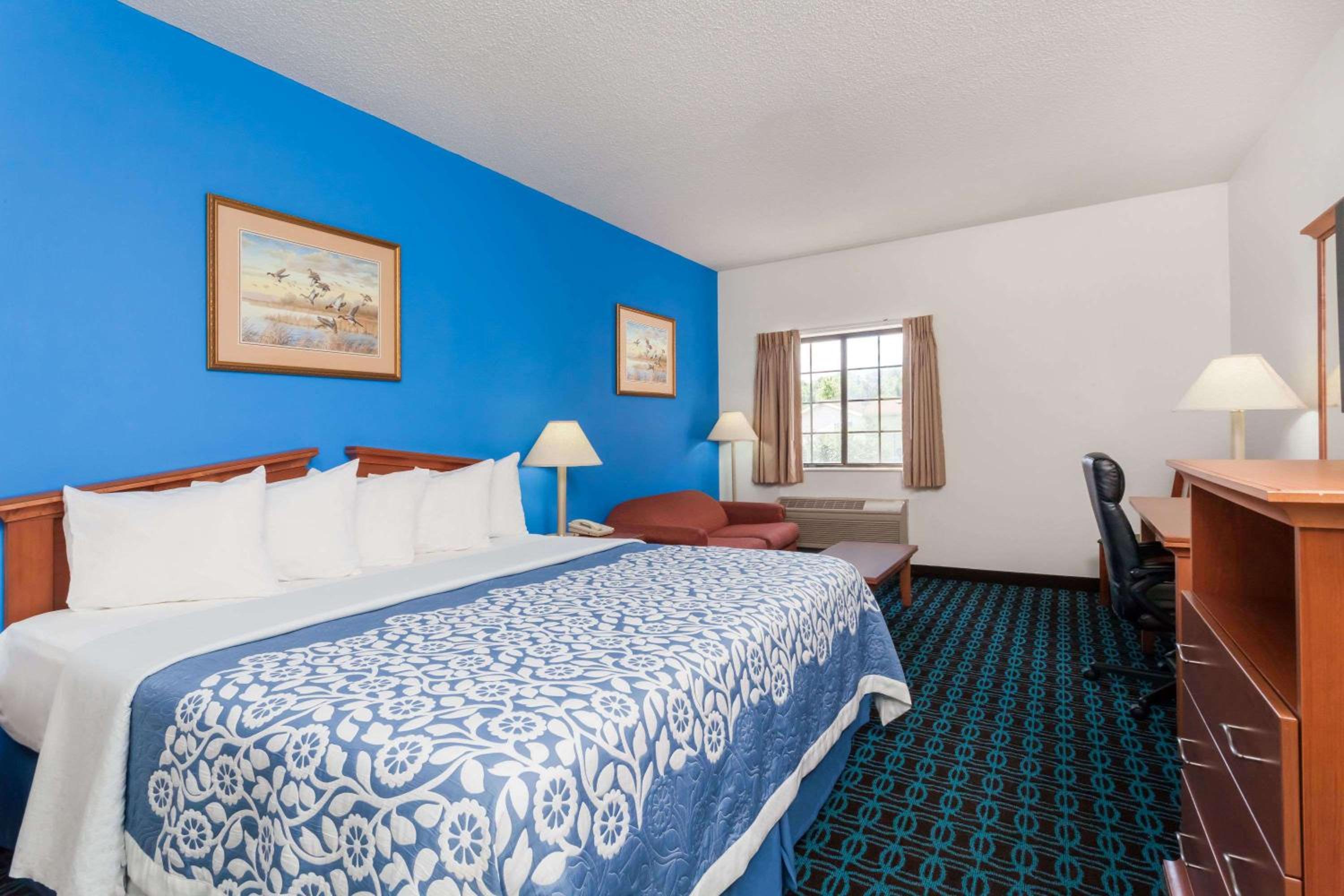 Days Inn & Suites by Wyndham Cambridge view 5