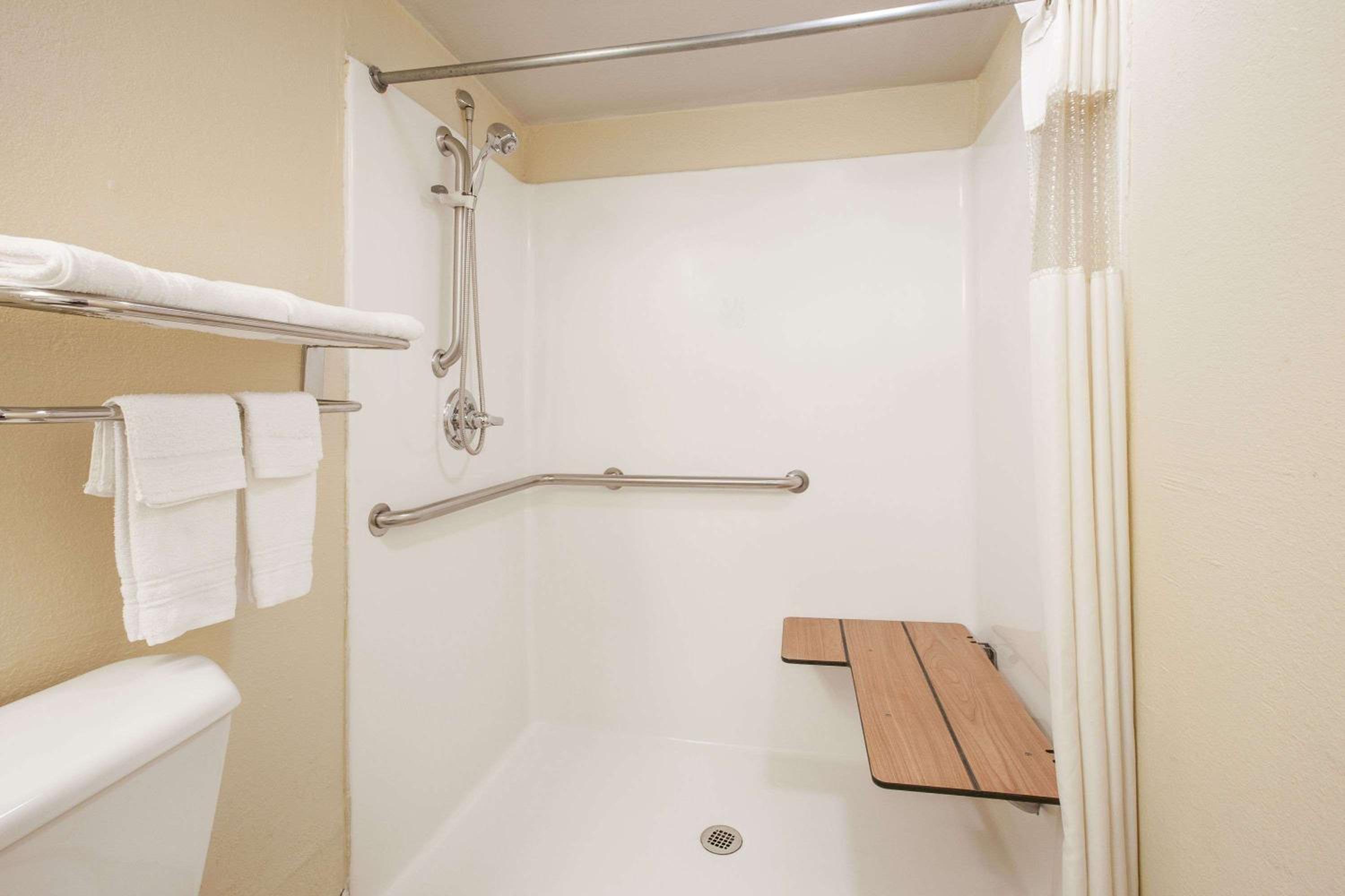 Days Inn by Wyndham Okemah view 4