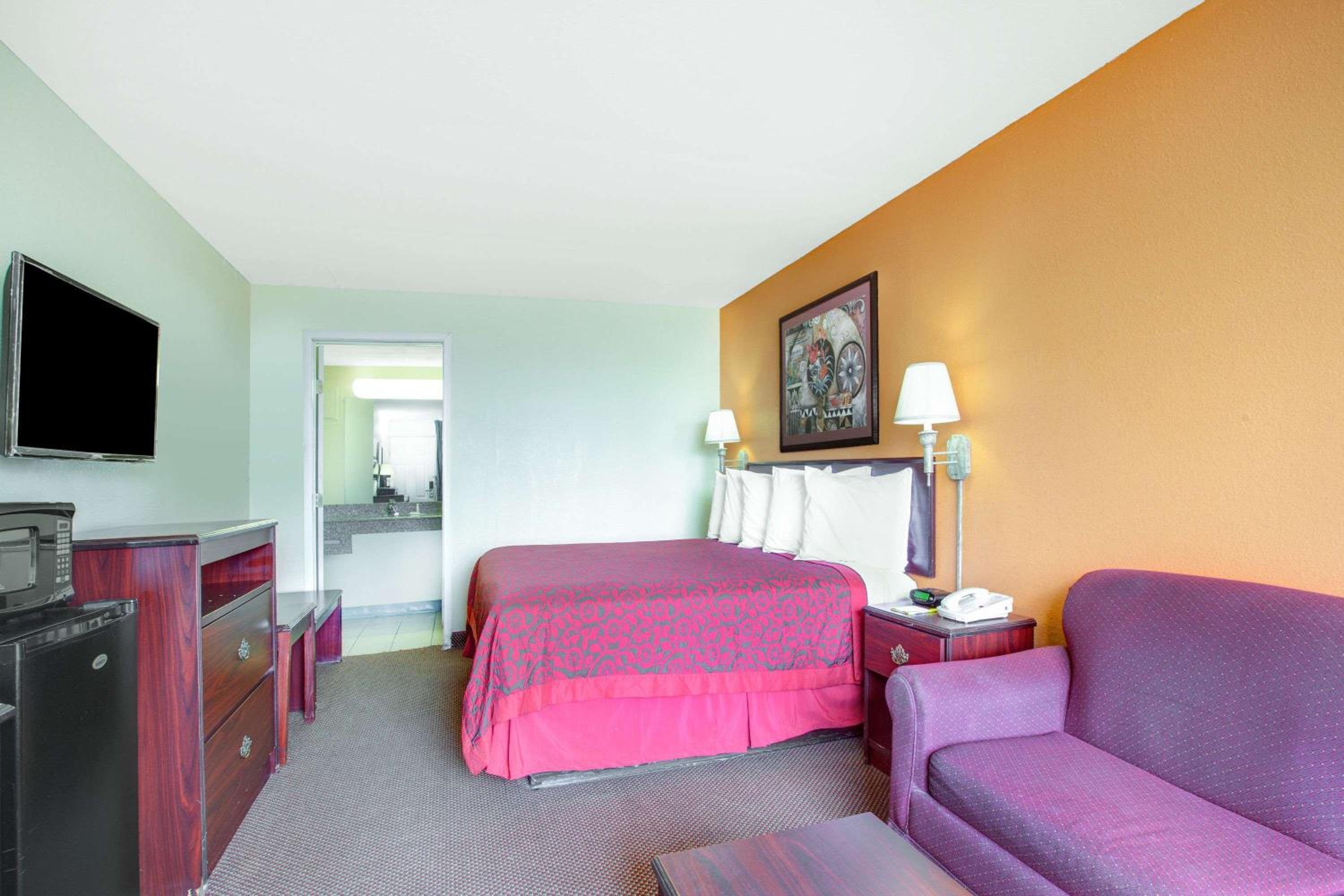 Days Inn by Wyndham Okemah view 5