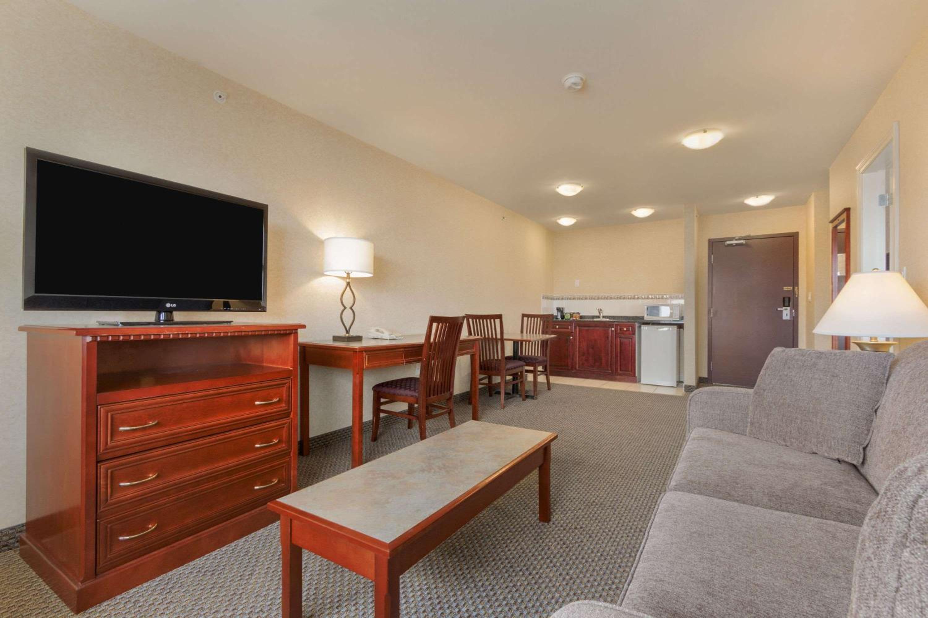Langley Vacations - Days Inn  Suites by Wyndham Langley - Property Image 8