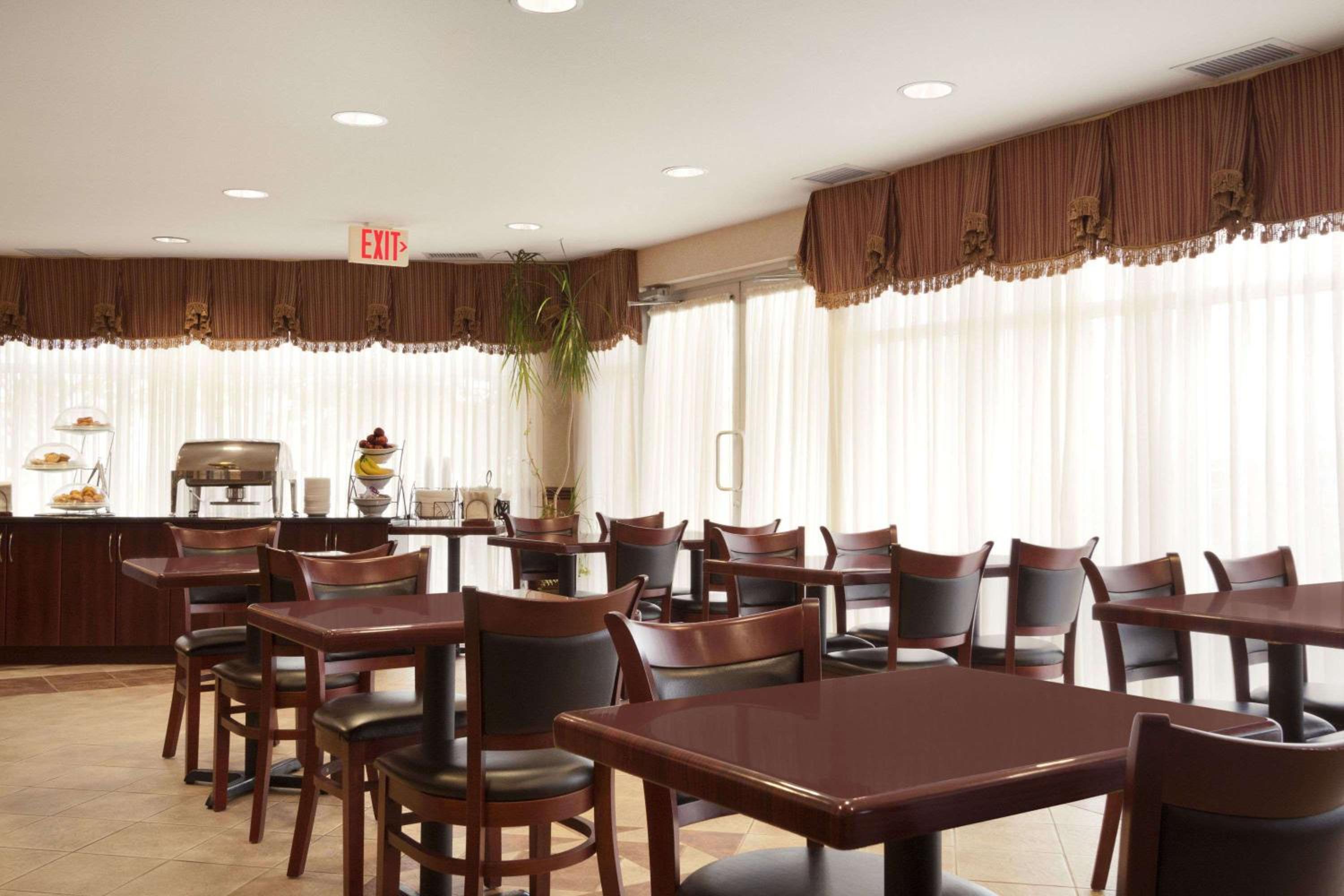 Langley Vacations - Days Inn  Suites by Wyndham Langley - Property Image 1