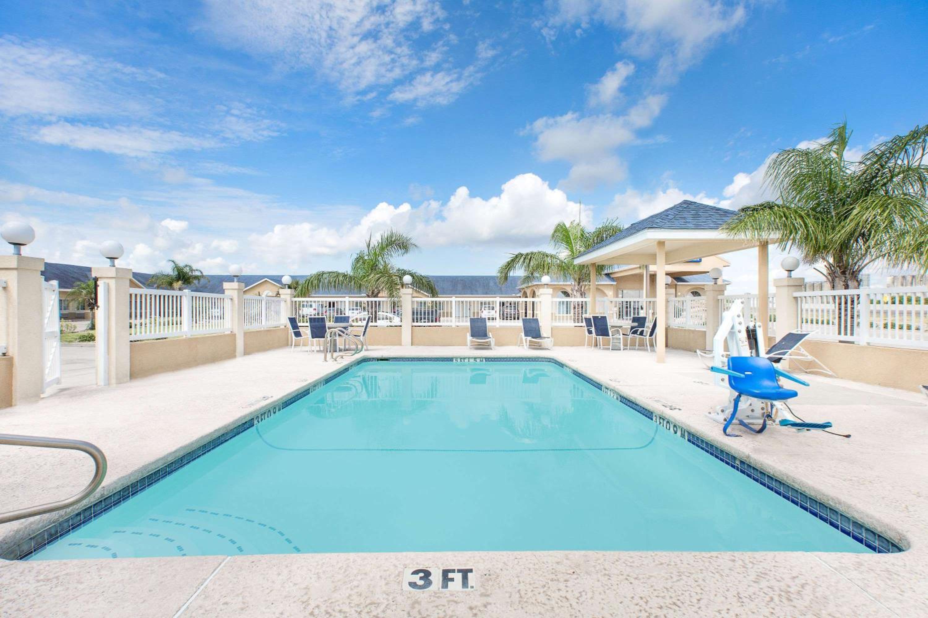 Days Inn by Wyndham Robstown view 5
