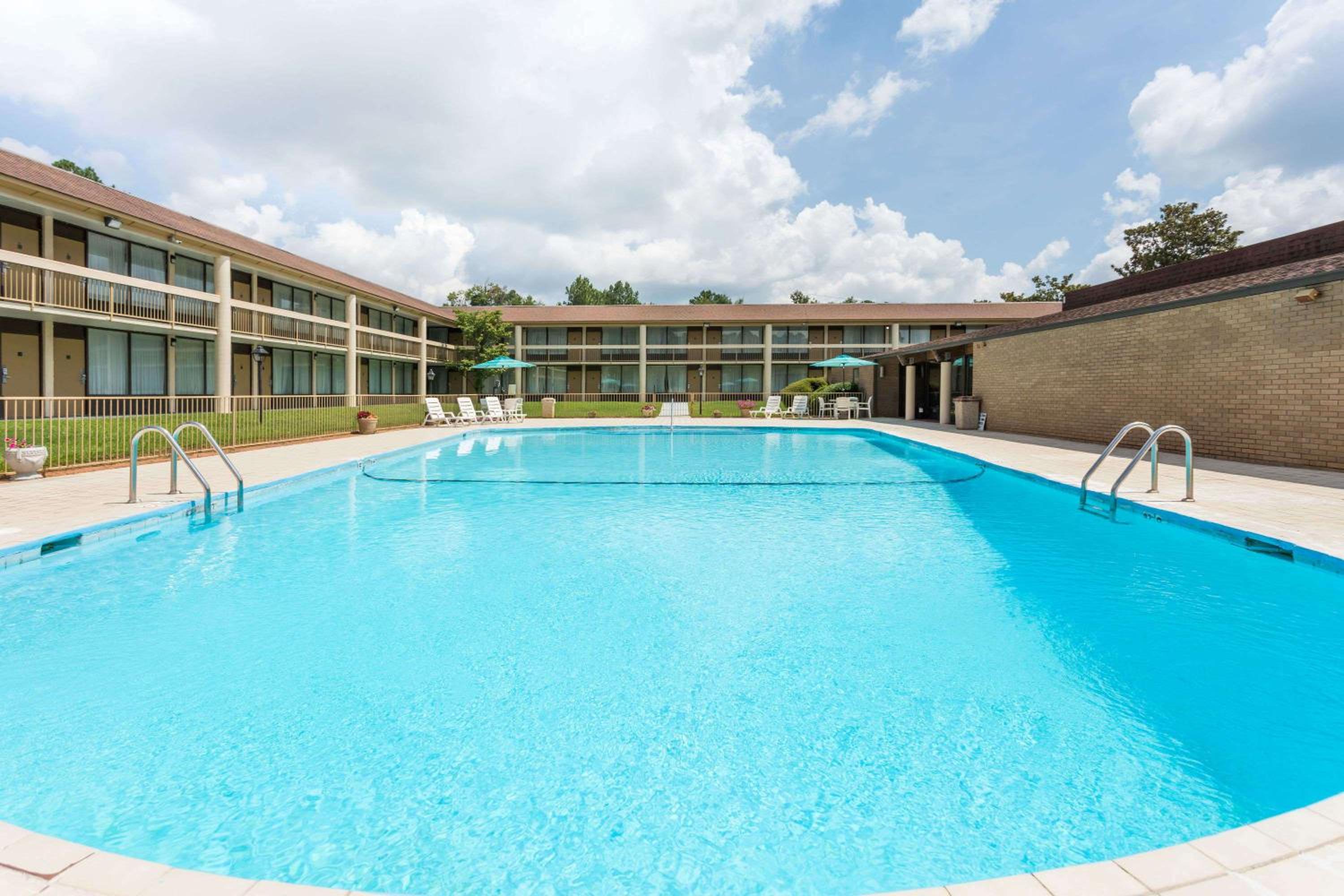 Clarion Inn Southern Pines - Pinehurst view 2