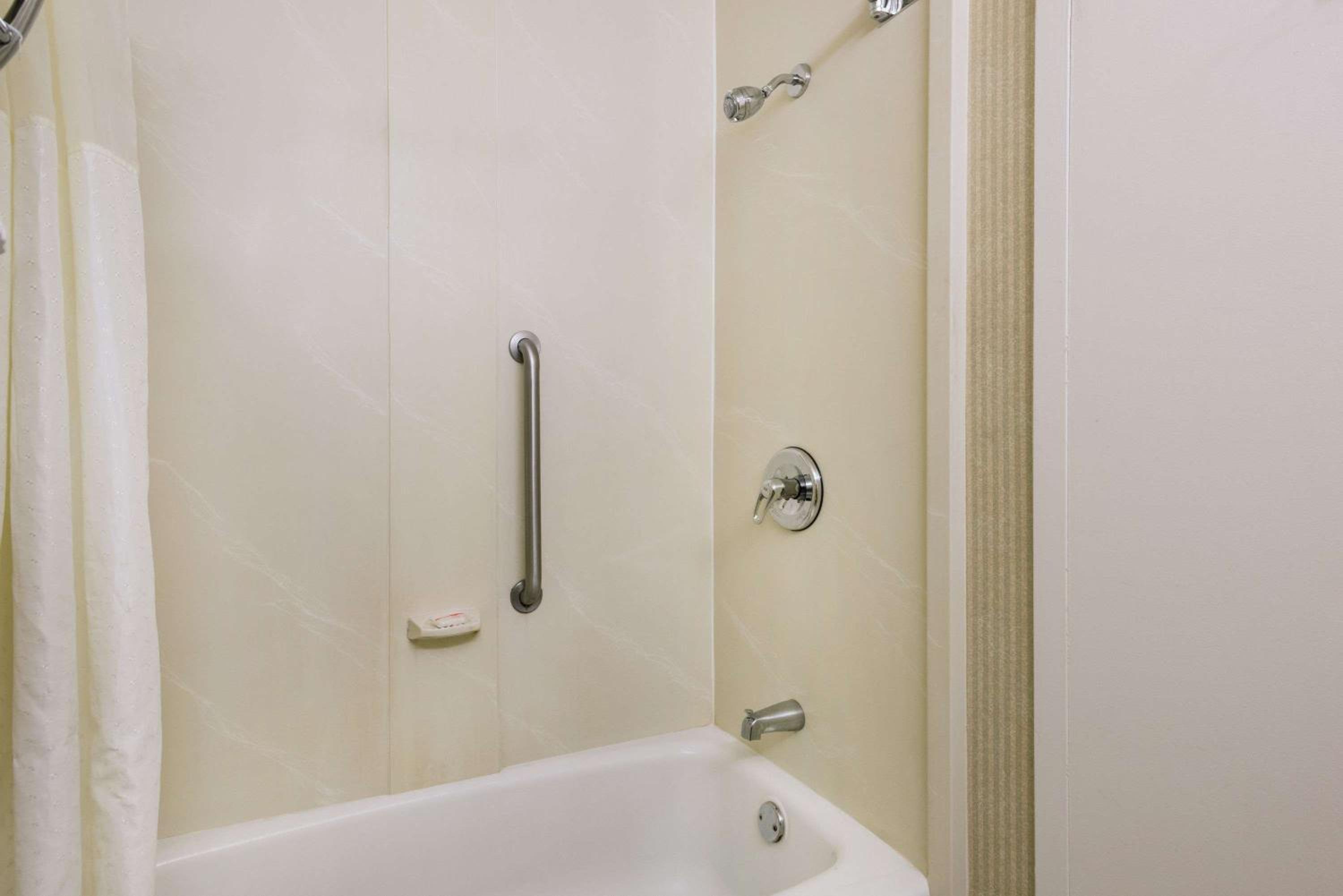 Rutland Vacations - Days Inn by Wyndham Rutland/Killington Area - Property Image 37