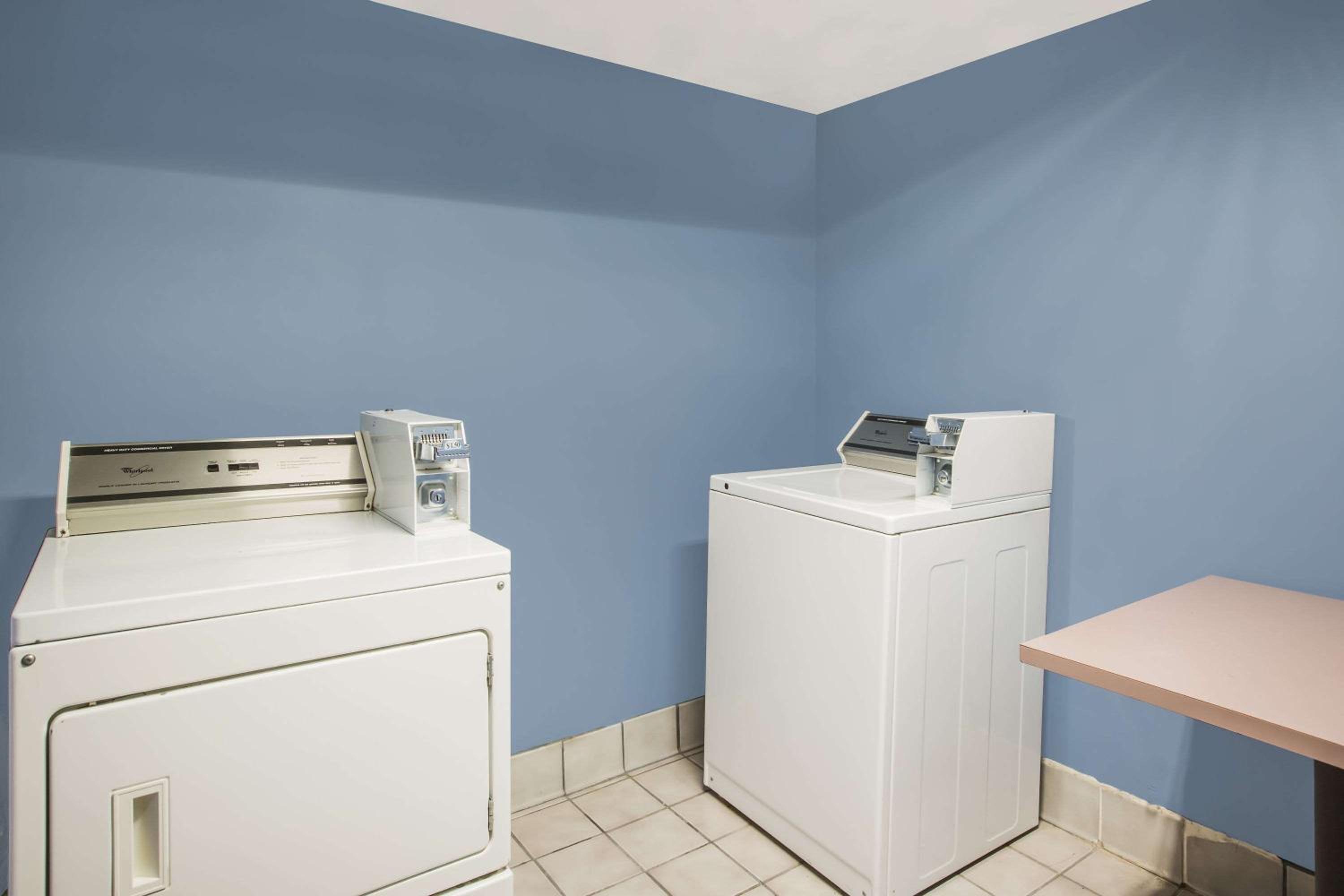 Days Inn by Wyndham Blue Springs - Property Image 12