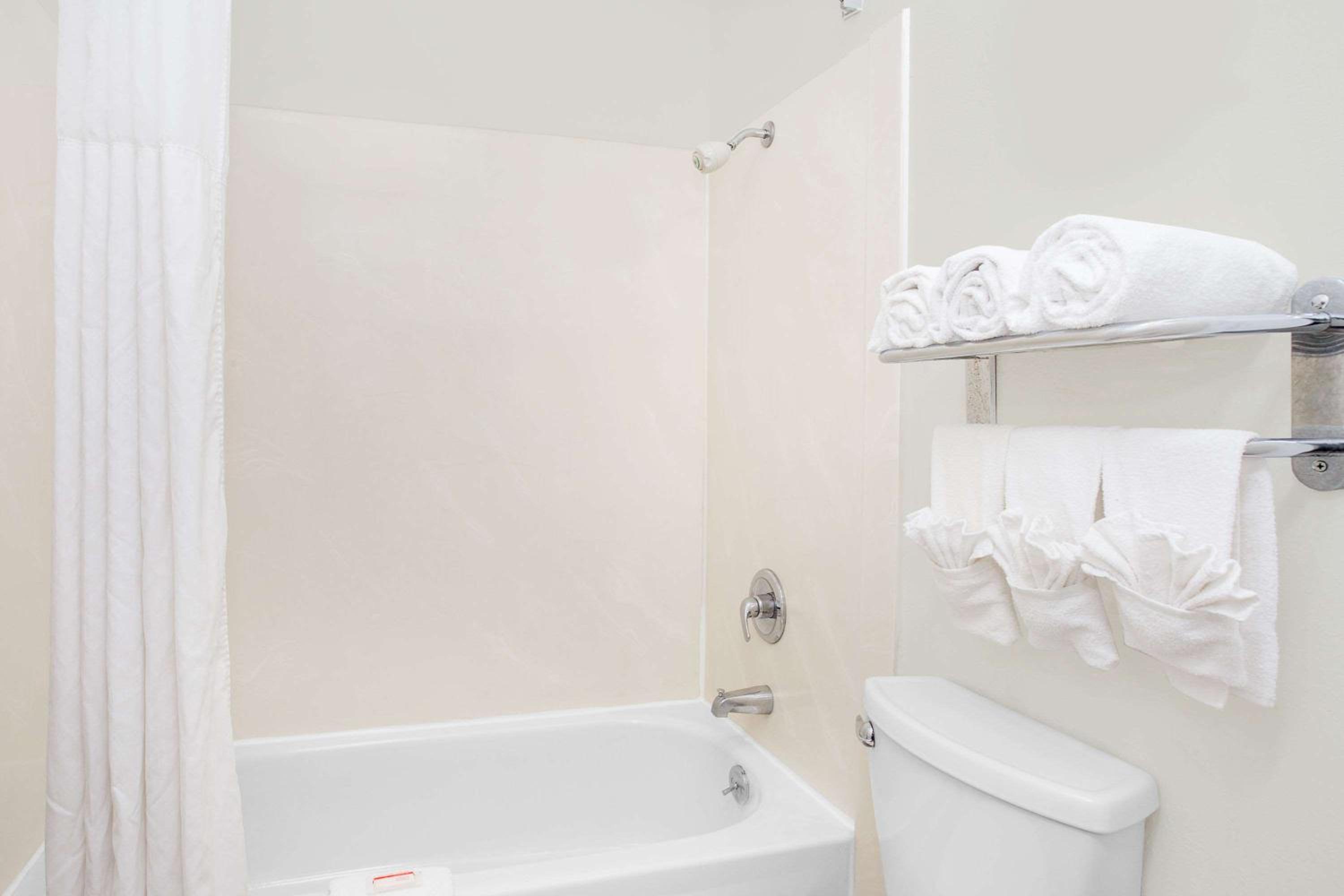 Turlock Vacations - Days Inn by Wyndham Turlock - Property Image 25