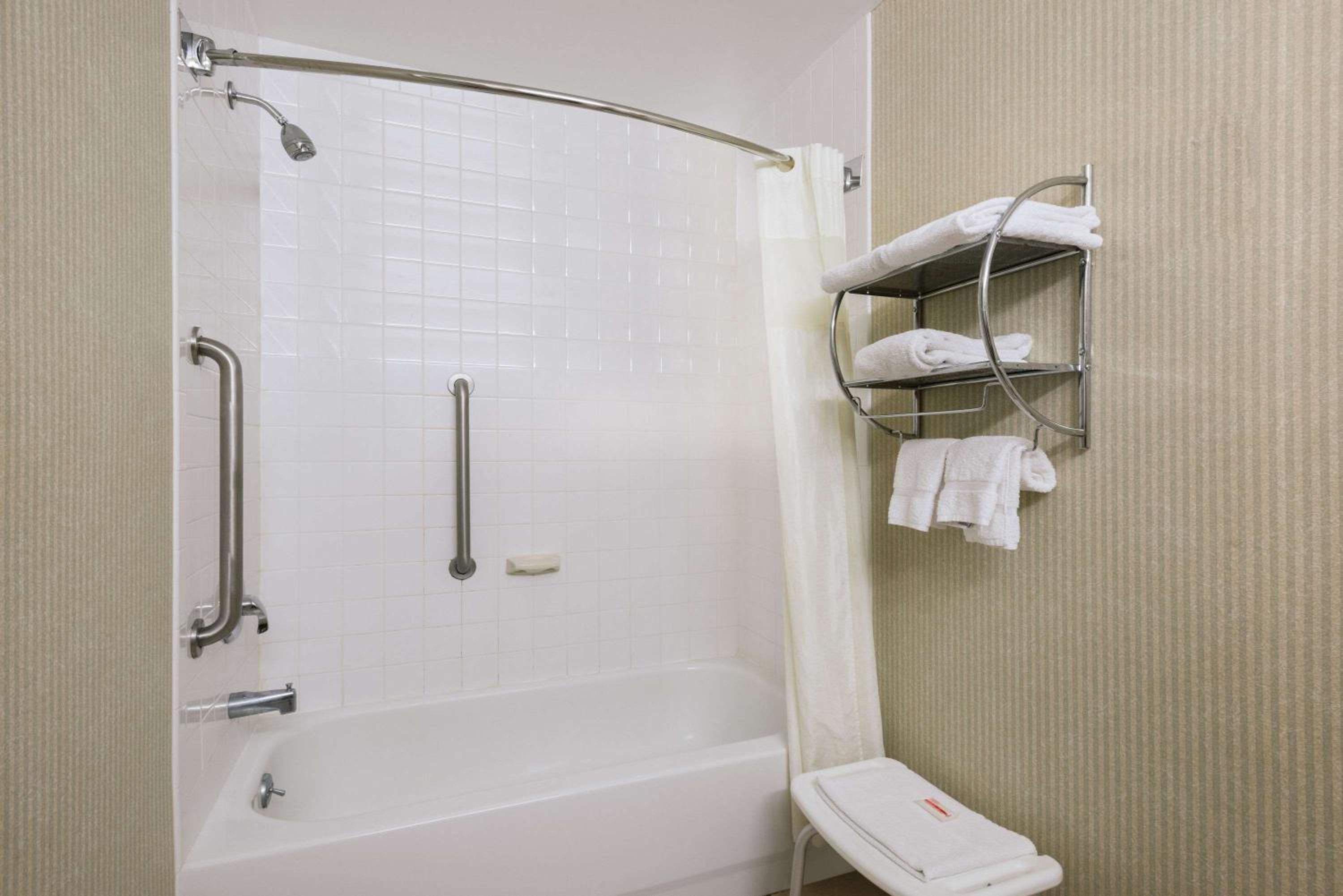 Rutland Vacations - Days Inn by Wyndham Rutland/Killington Area - Property Image 36