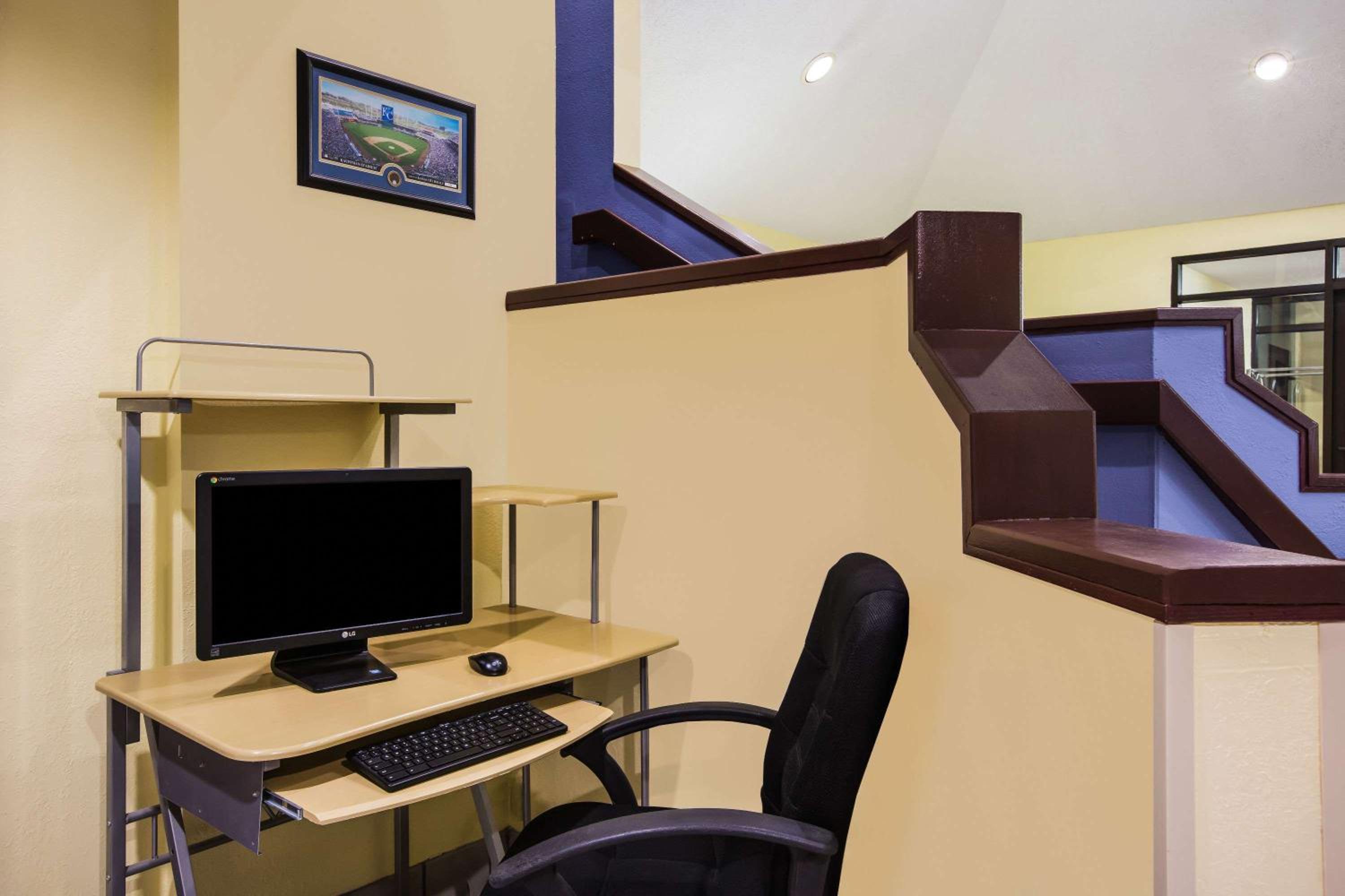 Days Inn by Wyndham Blue Springs - Property Image 11