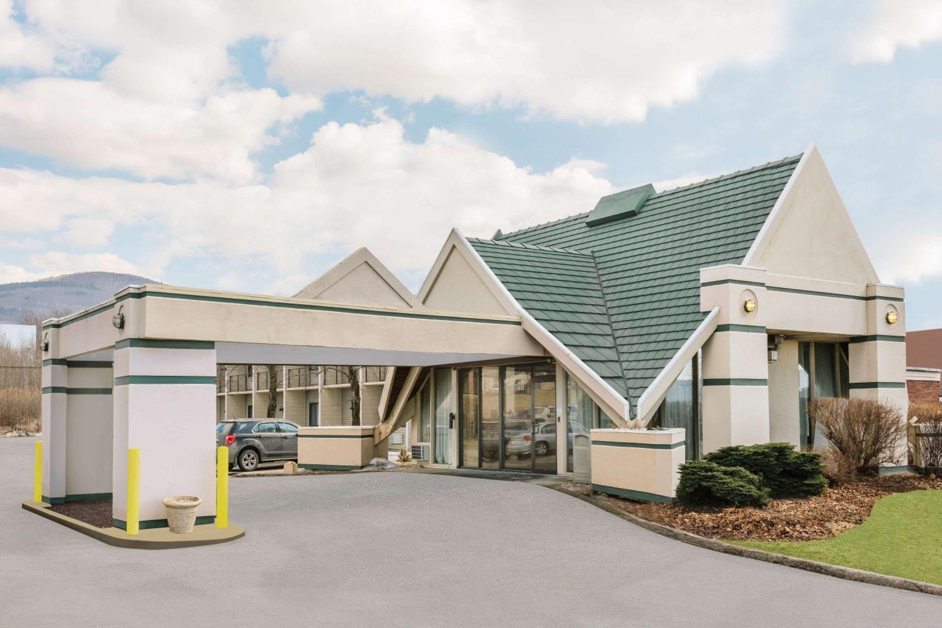 Rutland Vacations - Days Inn by Wyndham Rutland/Killington Area - Property Image 1