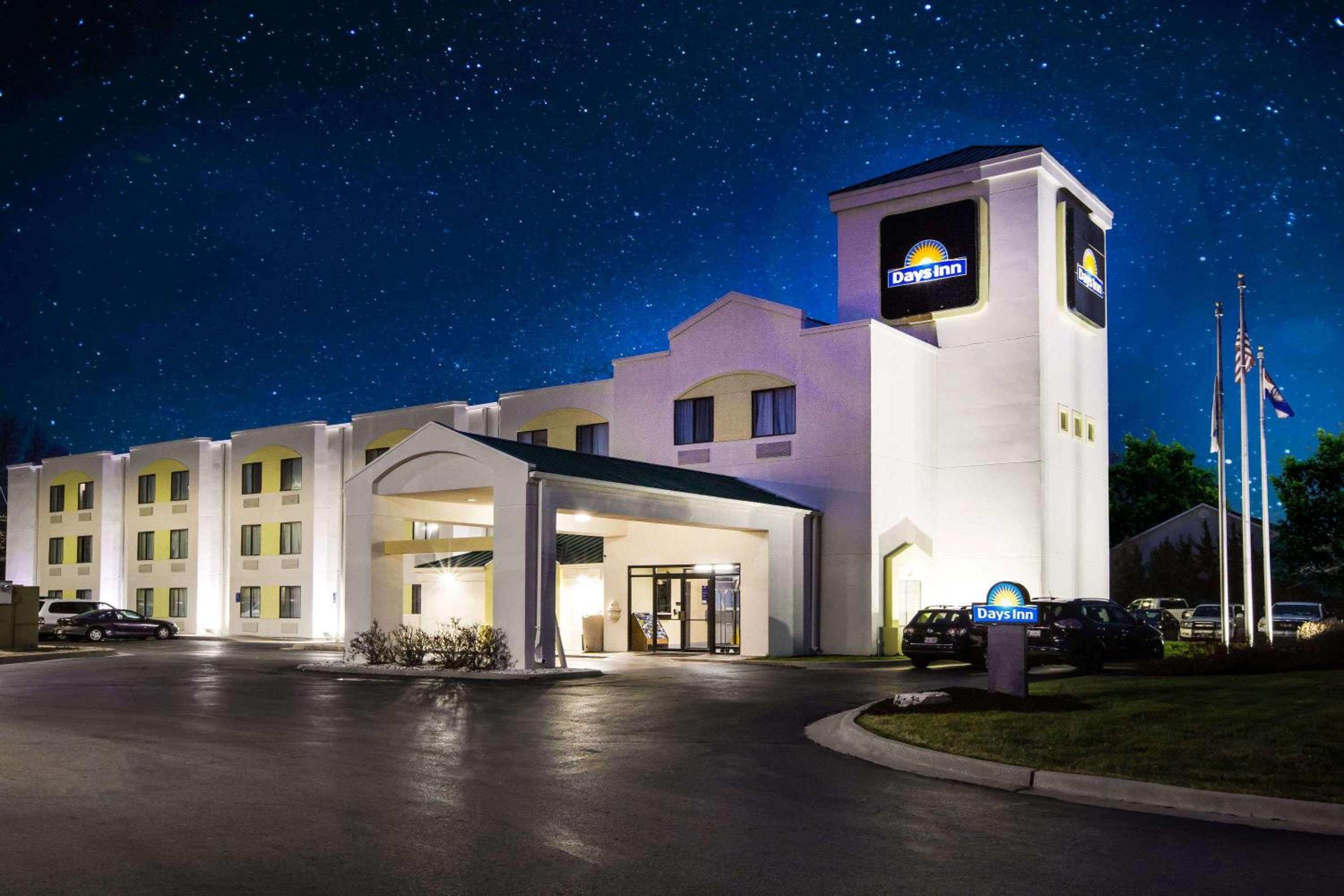 Kansas City Vacations - Days Inn by Wyndham Blue Springs - Property Image 2