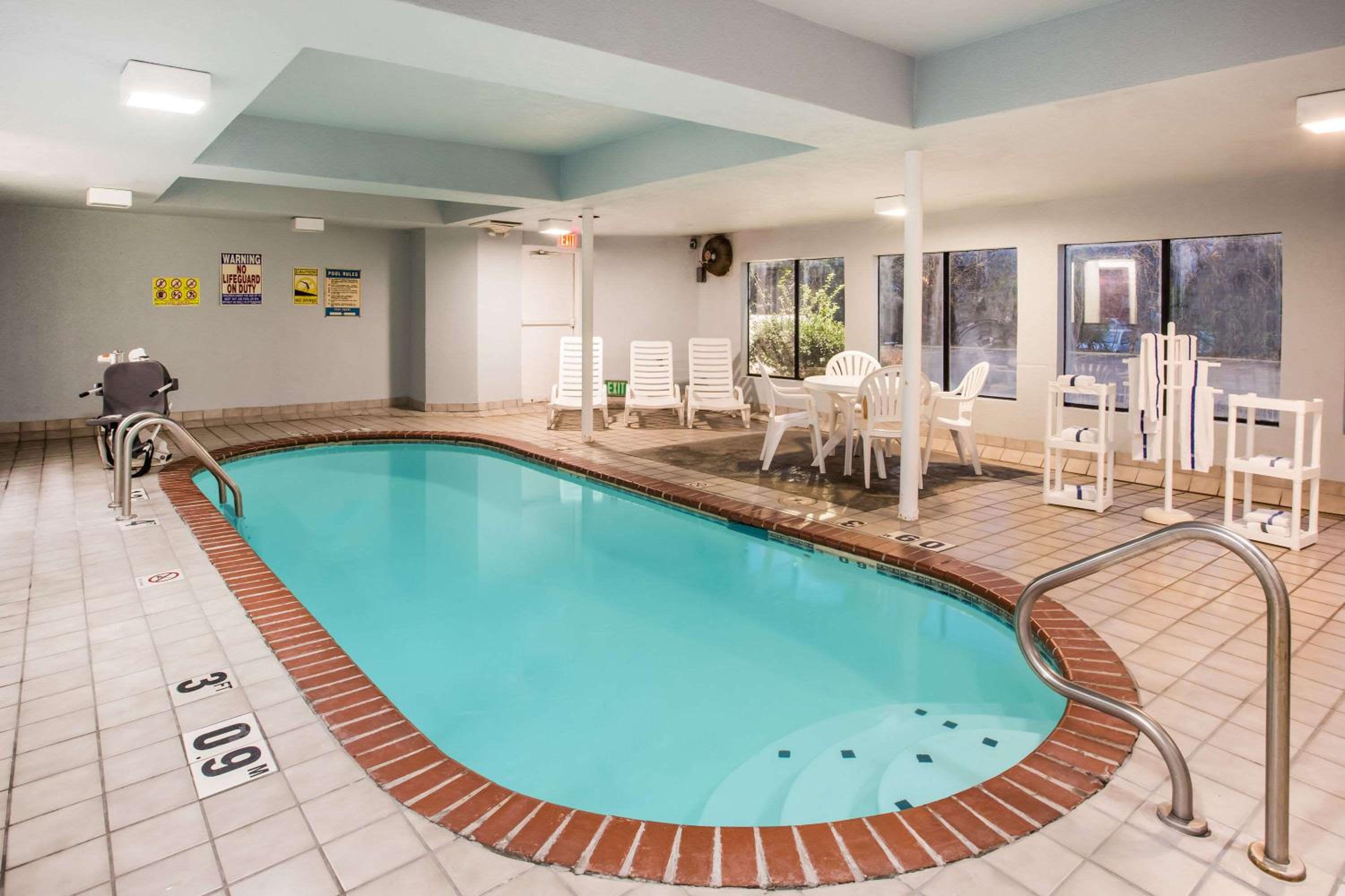 Kansas City Vacations - Days Inn by Wyndham Blue Springs - Property Image 5
