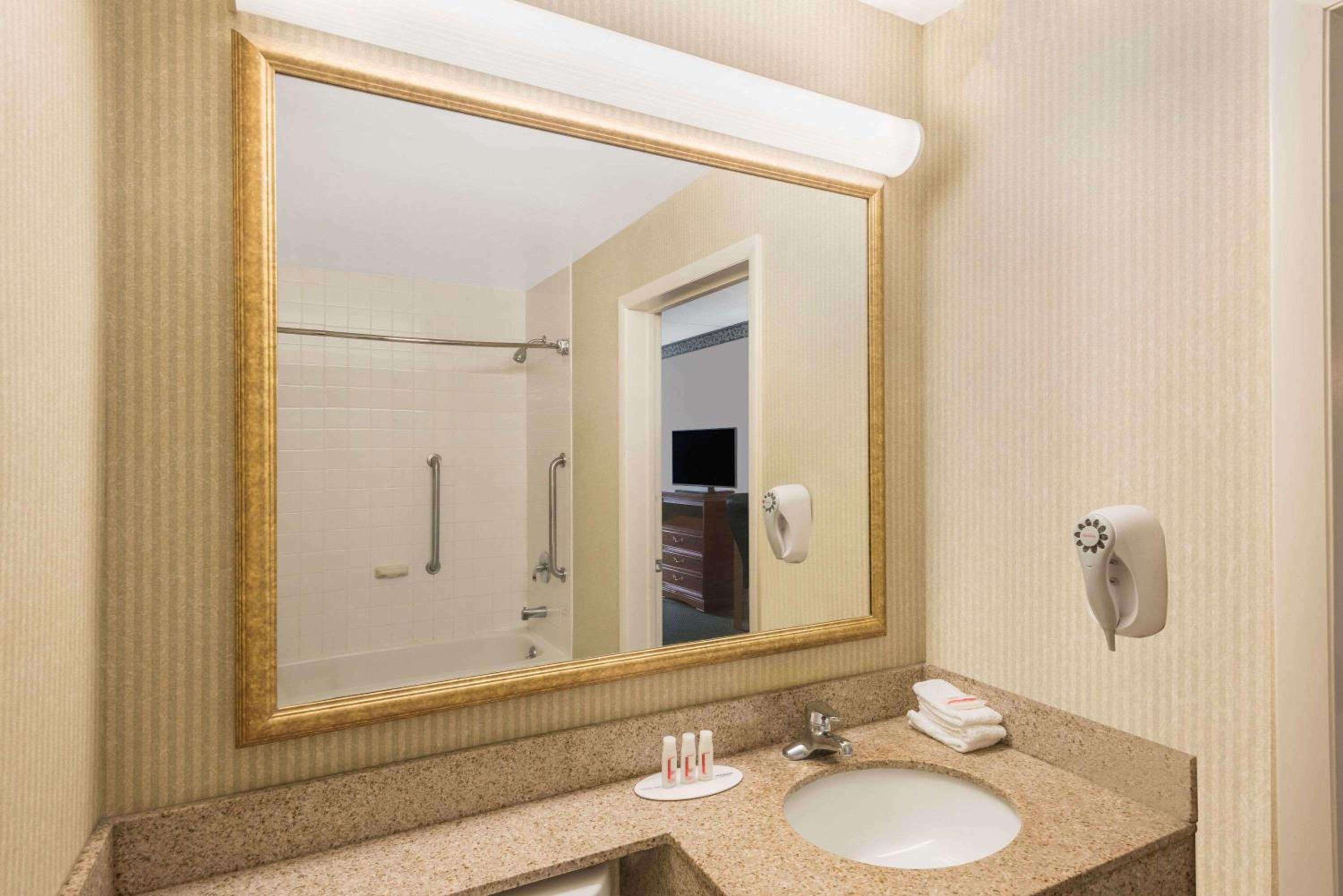 Rutland Vacations - Days Inn by Wyndham Rutland/Killington Area - Property Image 35