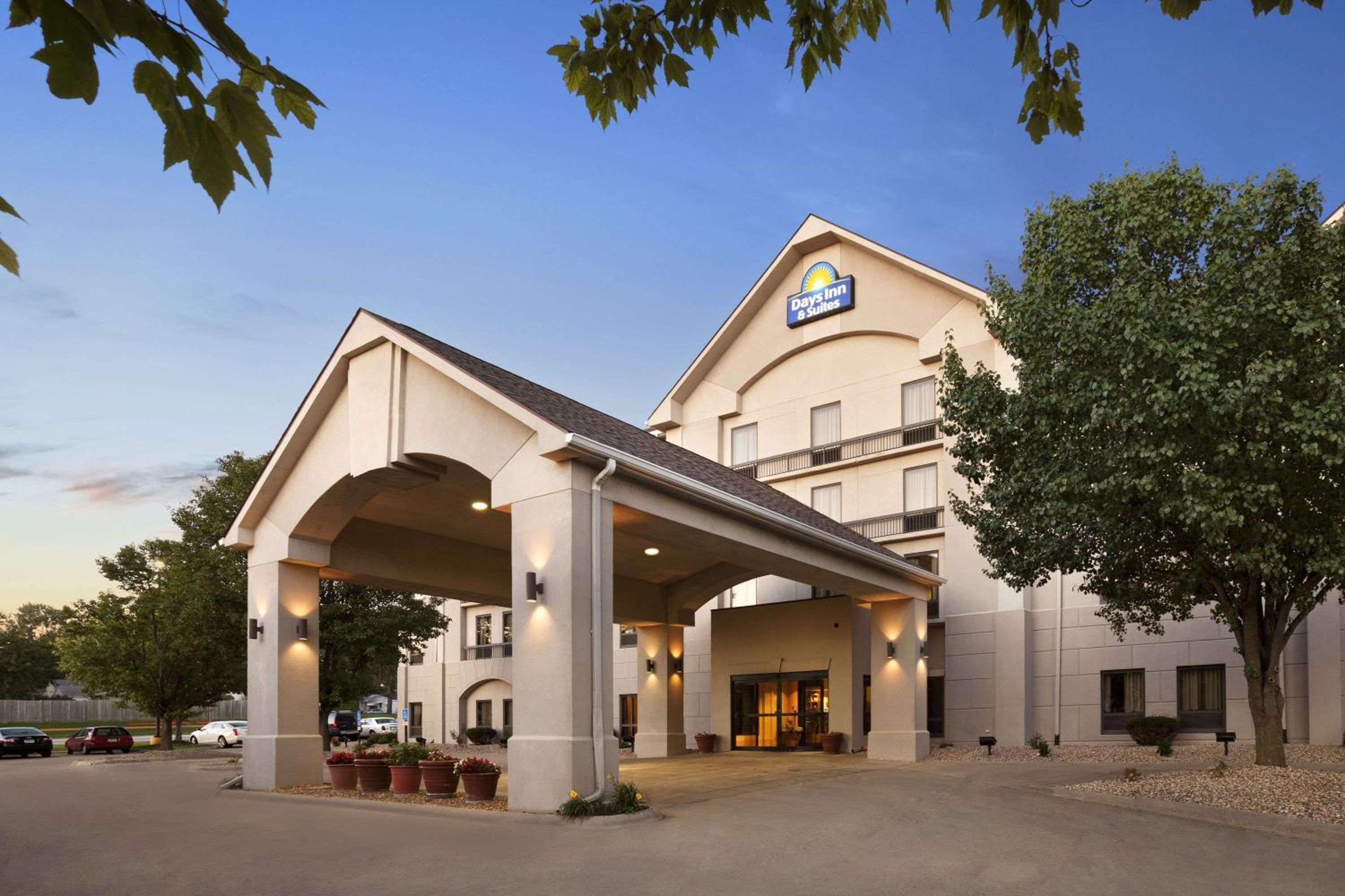 Hotel Days Inn & Suites by Wyndham Cedar Rapids - Image 1