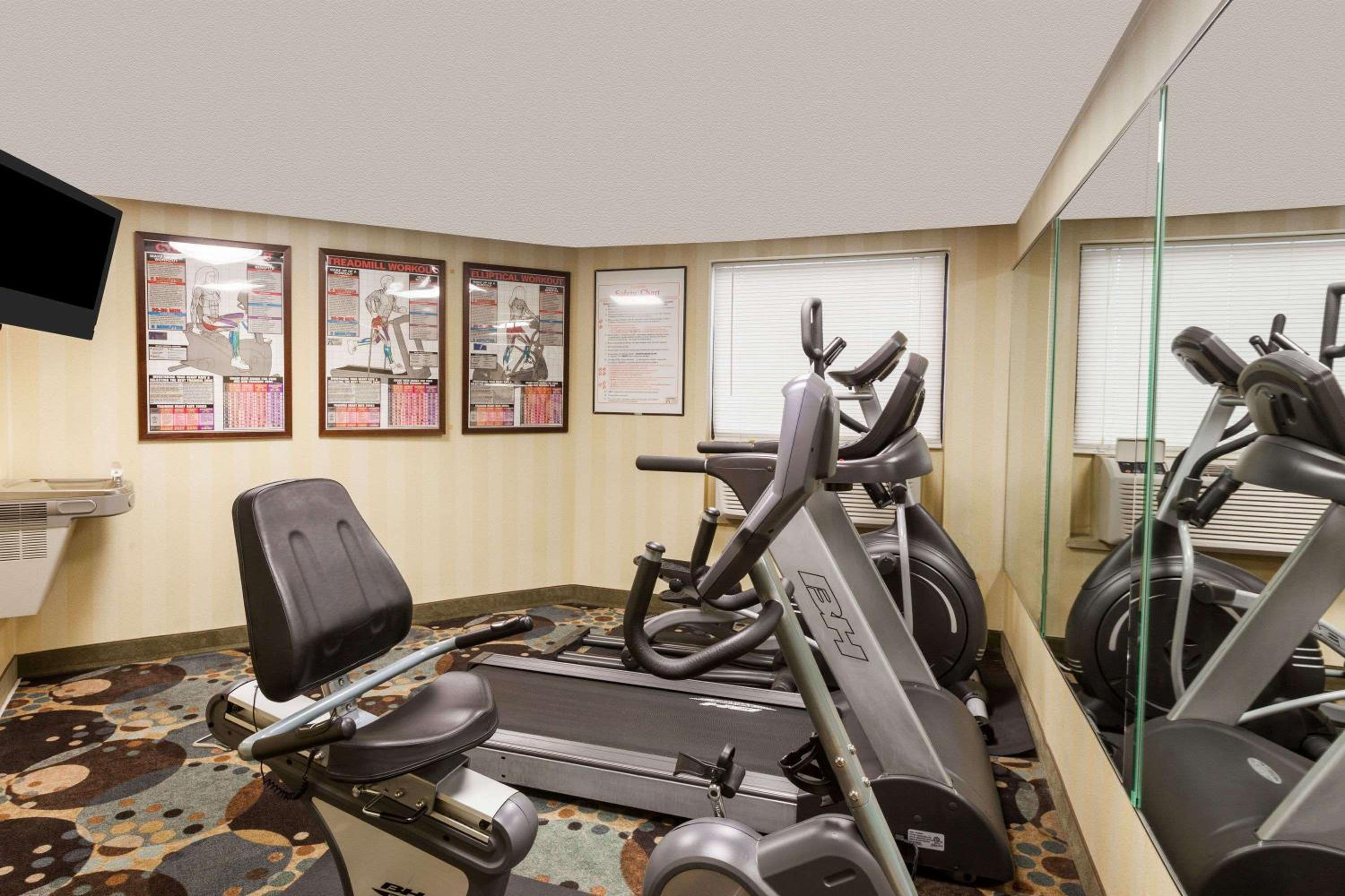 Days Inn by Wyndham Utica view 3