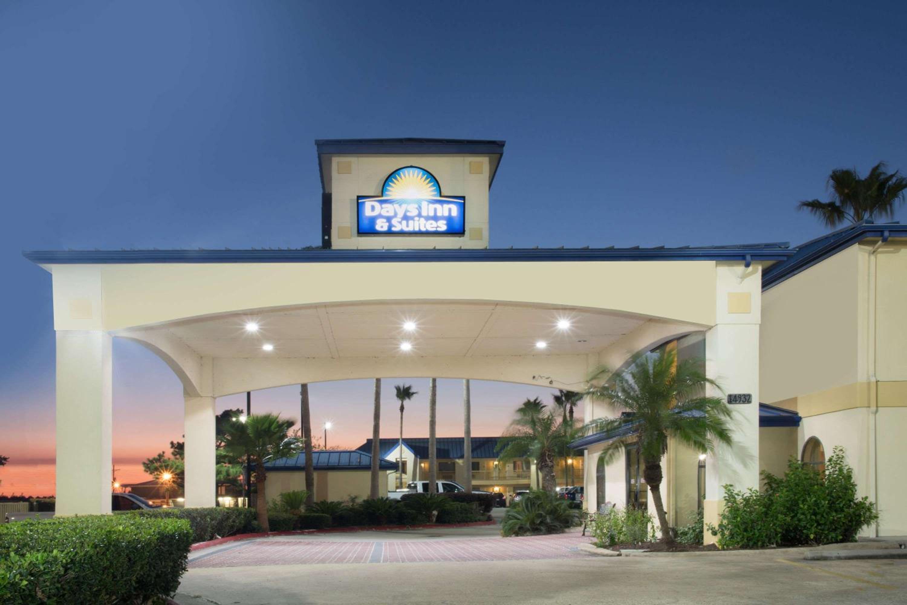 Days Inn & Suites by Wyndham Winnie view 2