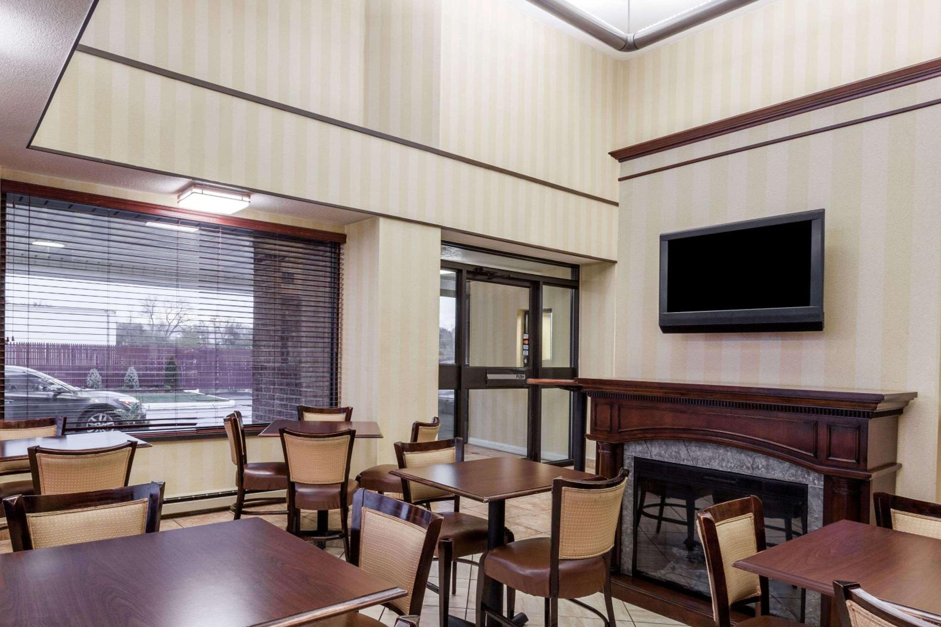 Days Inn by Wyndham Utica view 2