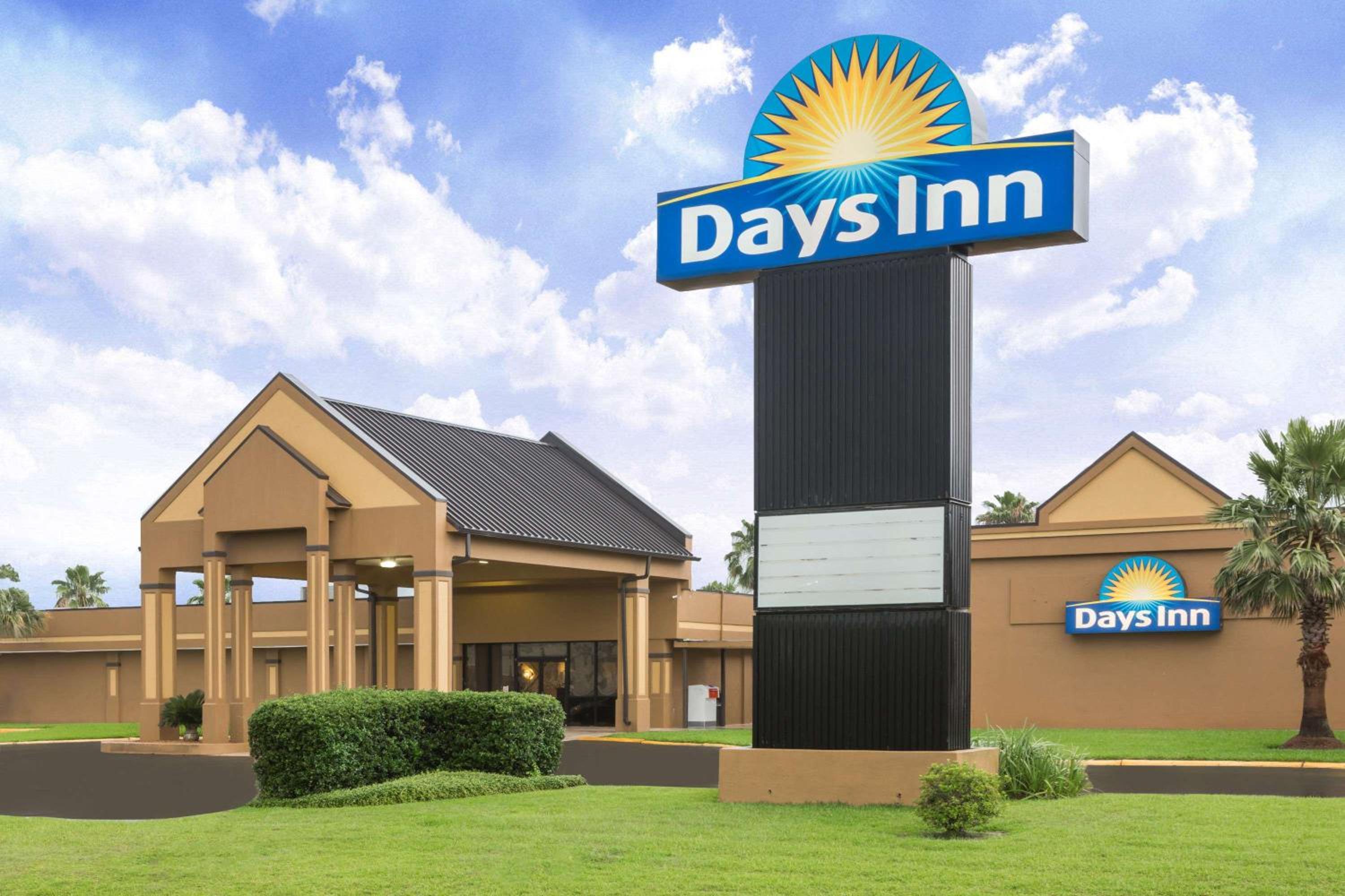 Kinder Vacations - Days Inn  Suites by Wyndham Jennings - Property Image 1