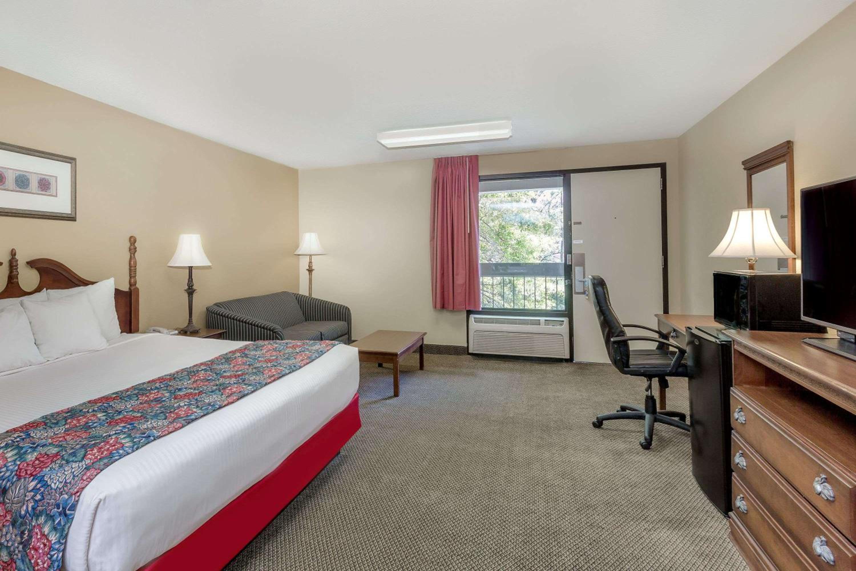 Days Inn by Wyndham Hoover Birmingham view 3