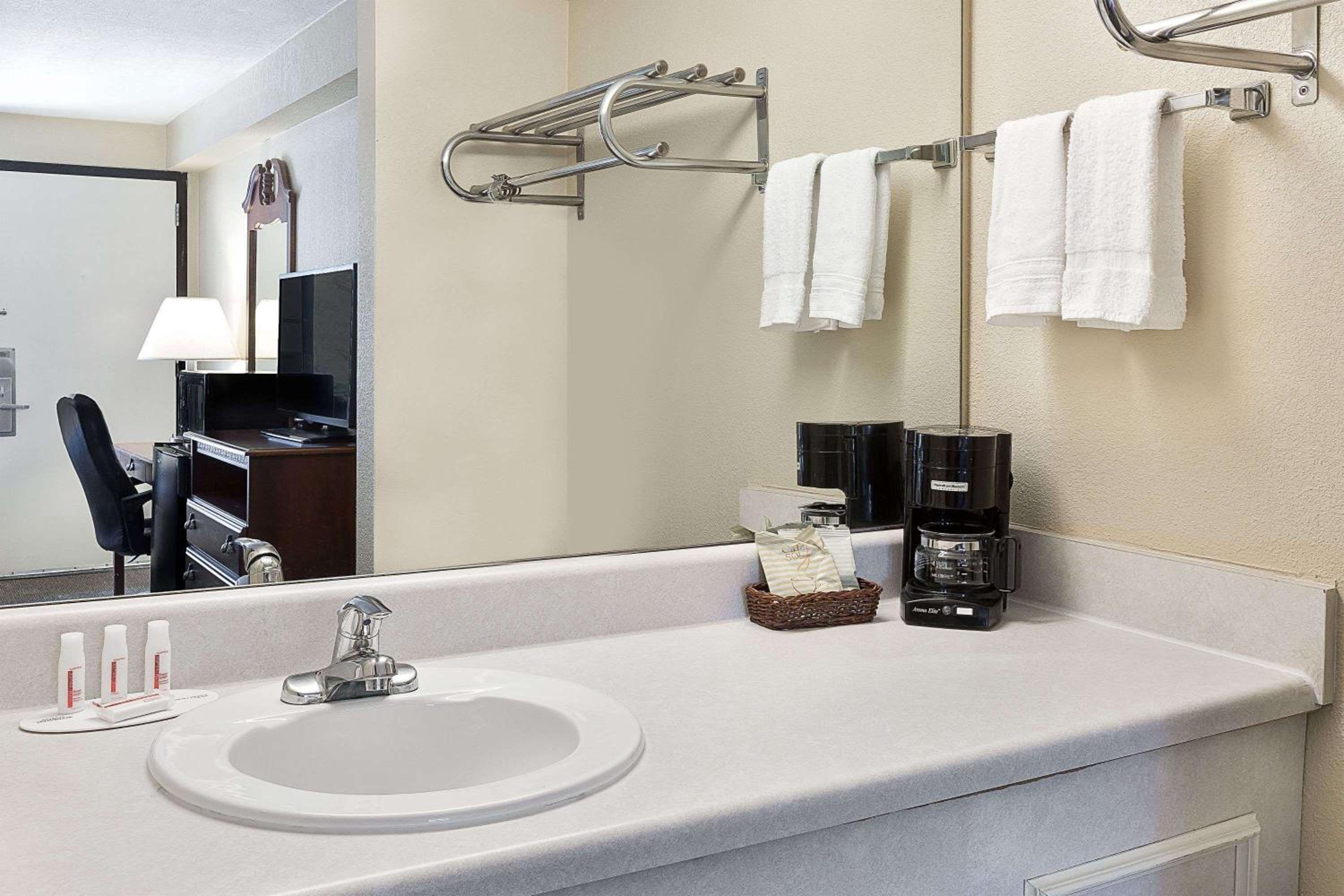 Birmingham Vacations - Days Inn by Wyndham Hoover Birmingham - Property Image 3