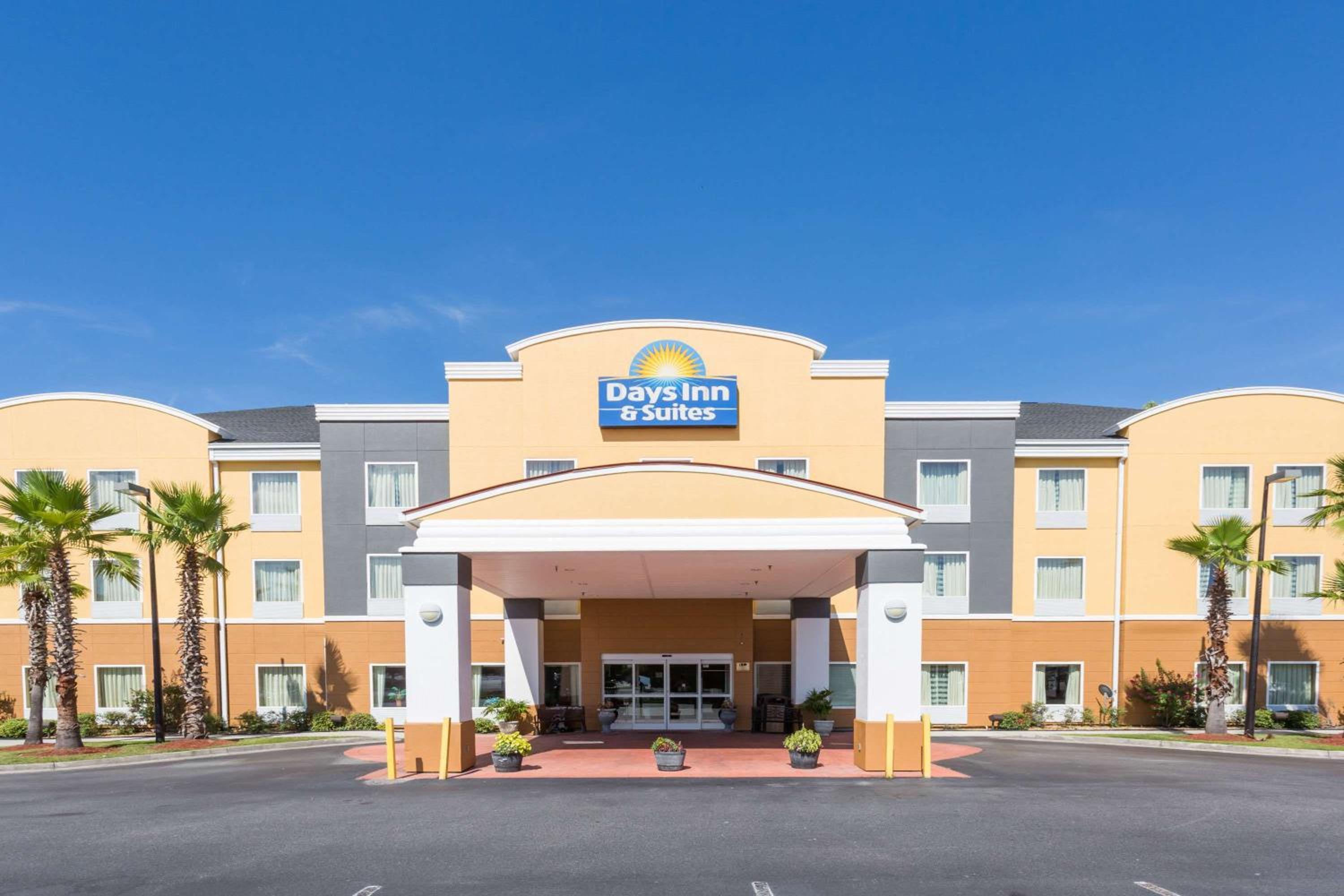 Ridgeland Vacations - Days Inn  Suites by Wyndham Savannah North I-95 - Property Image 1