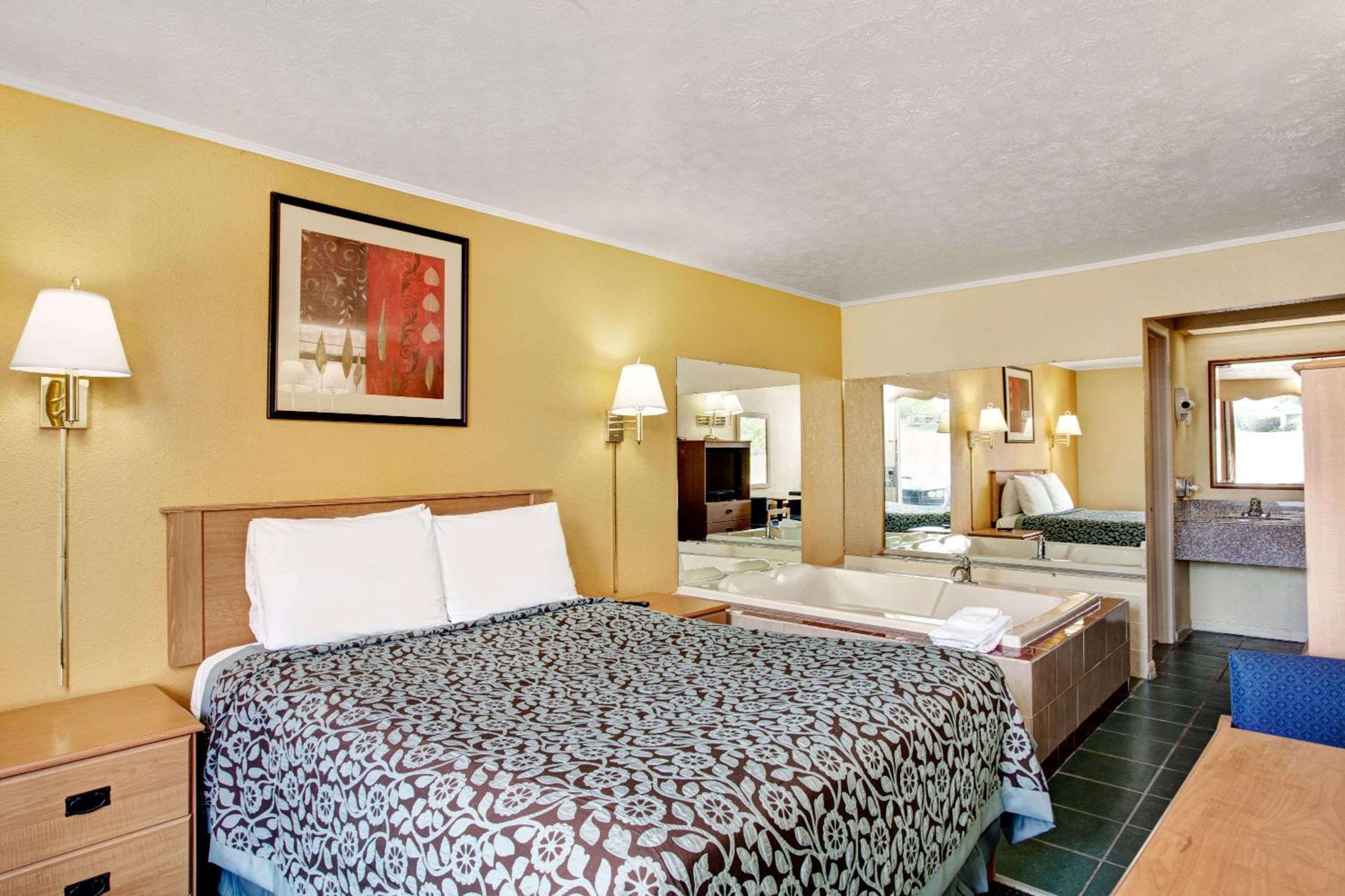Knoxville Vacations - Days Inn by Wyndham Knoxville West - Property Image 10