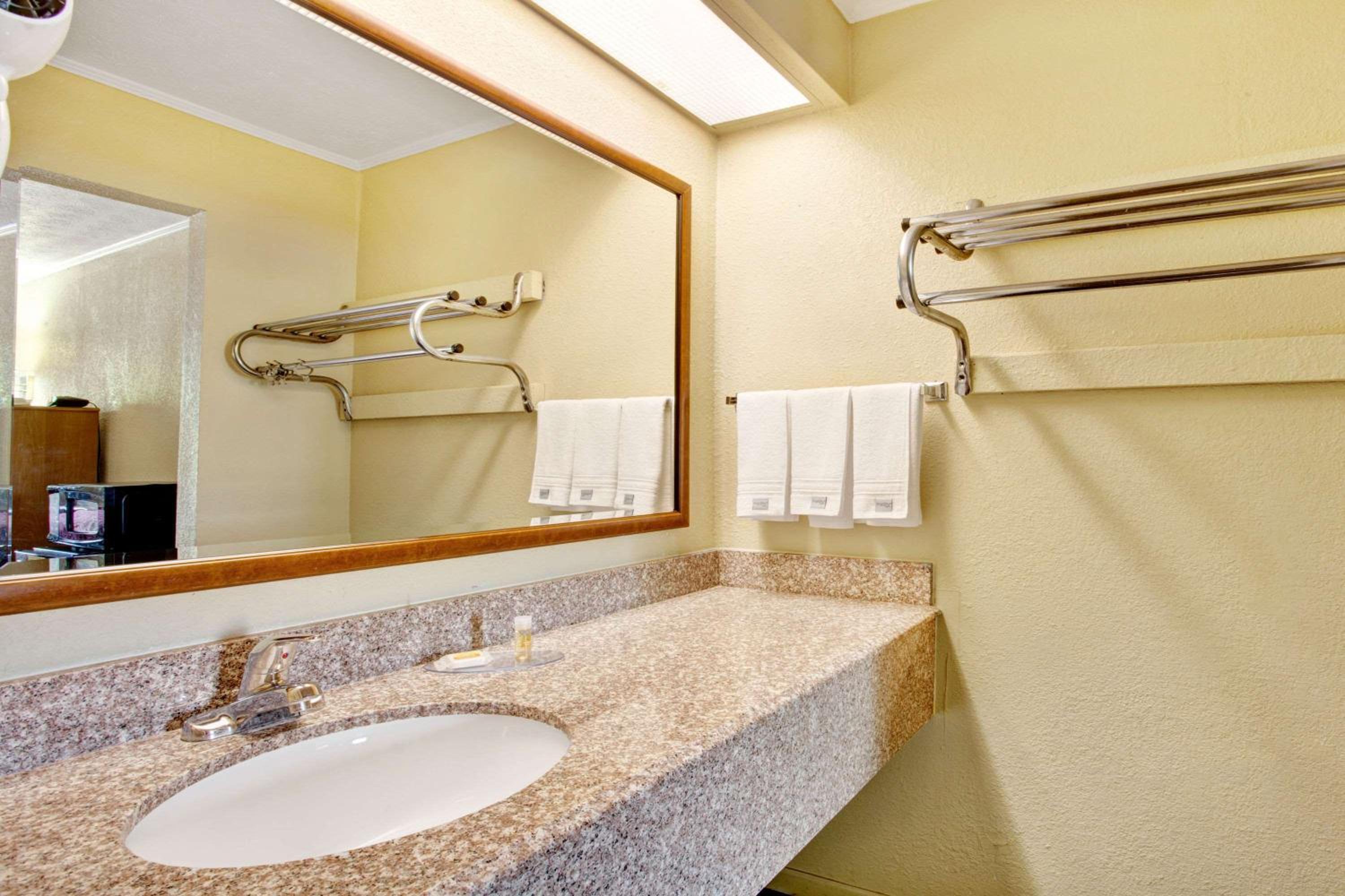 Knoxville Vacations - Days Inn by Wyndham Knoxville West - Property Image 4