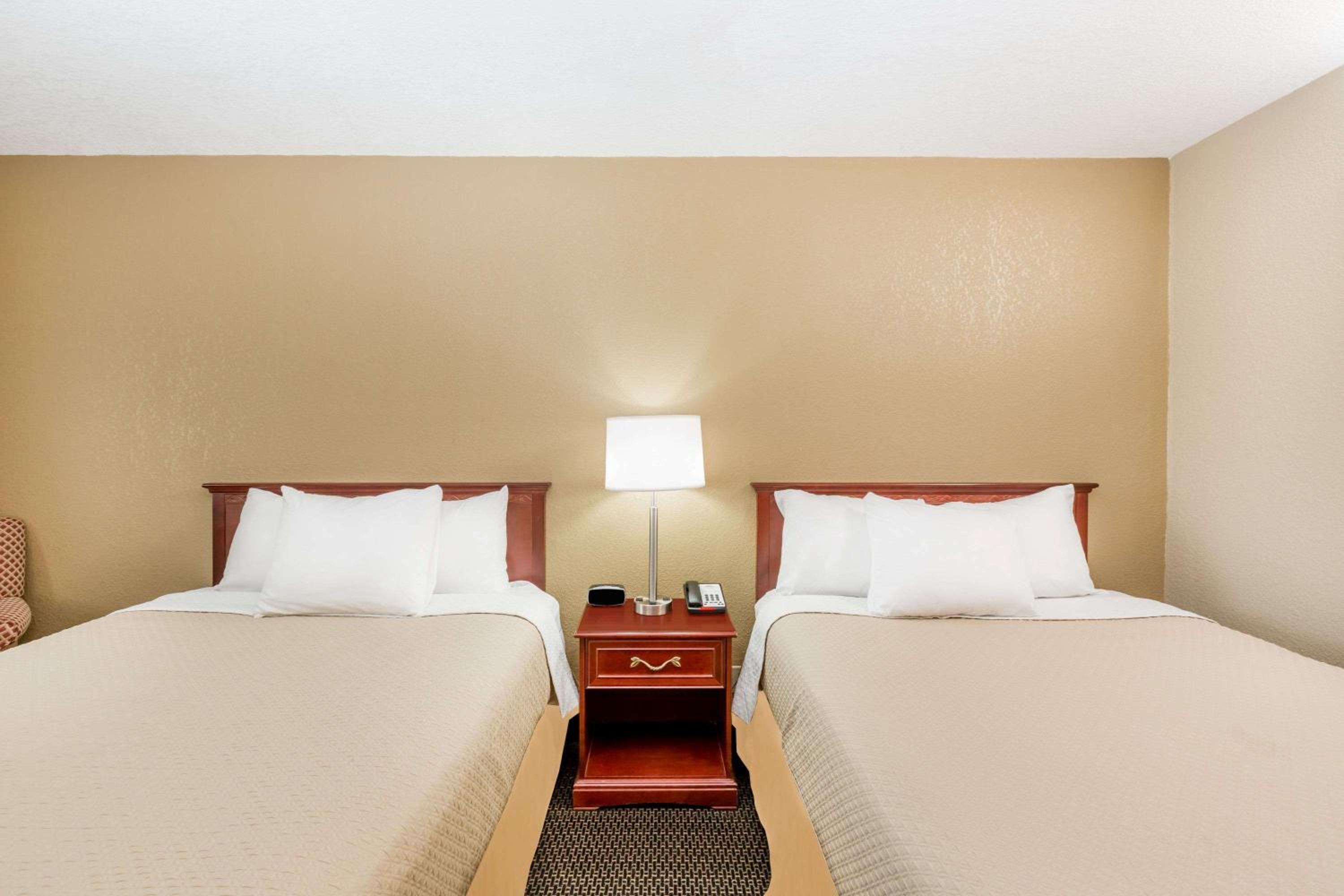 Des Moines Vacations - Days Inn by Wyndham West Des Moines - Property Image 3
