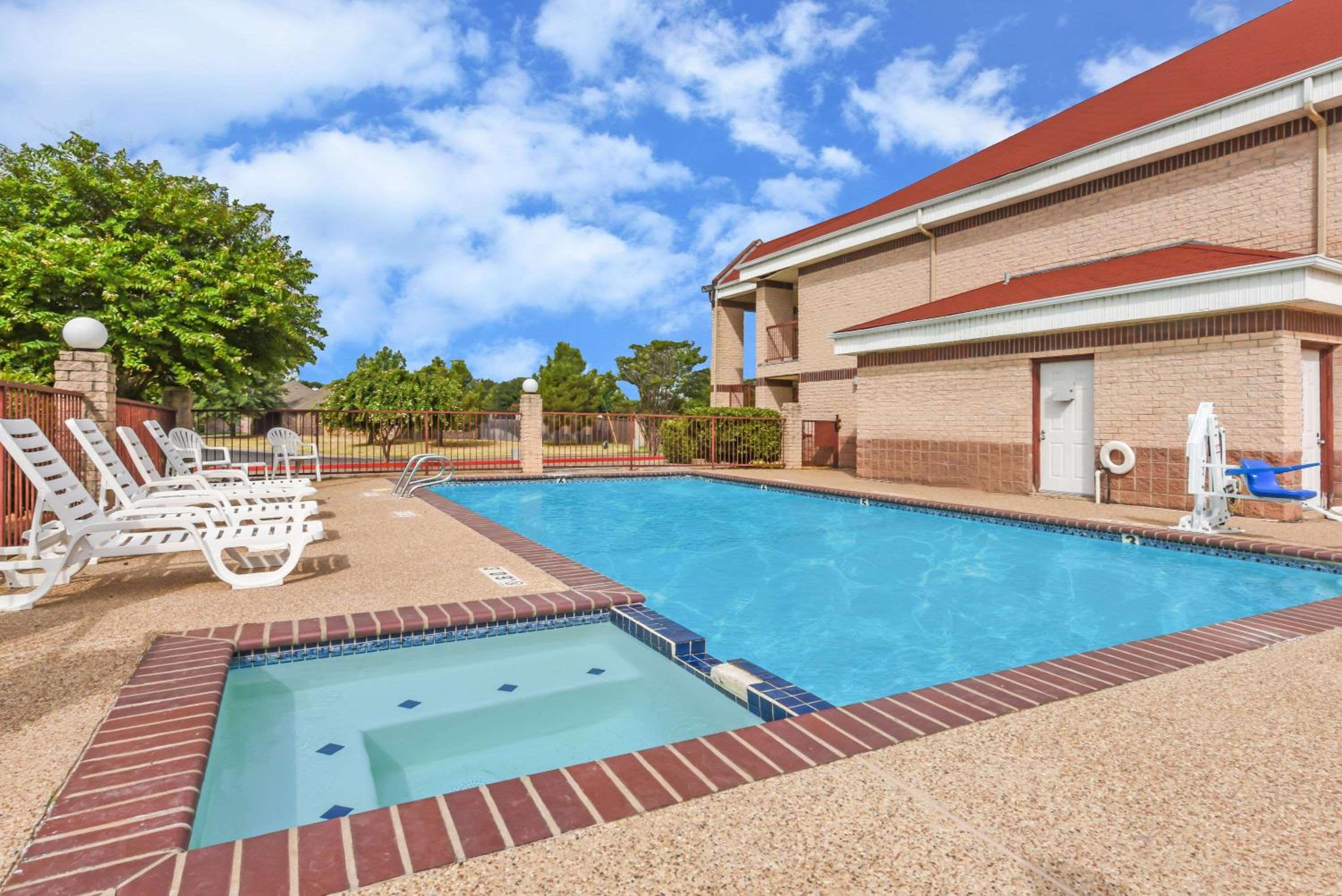 Days Inn by Wyndham Granbury view 4