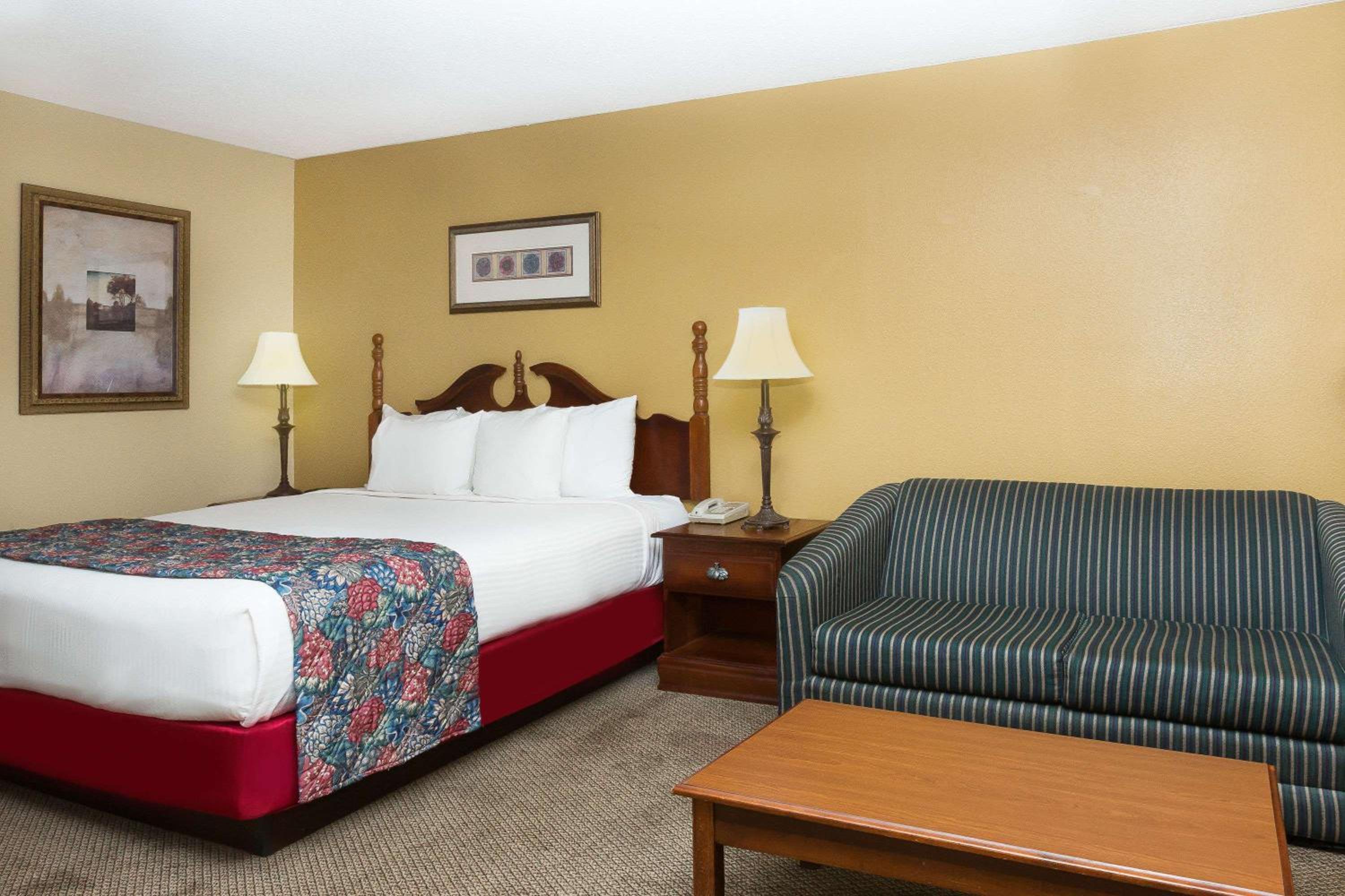 Birmingham Vacations - Days Inn by Wyndham Hoover Birmingham - Property Image 5