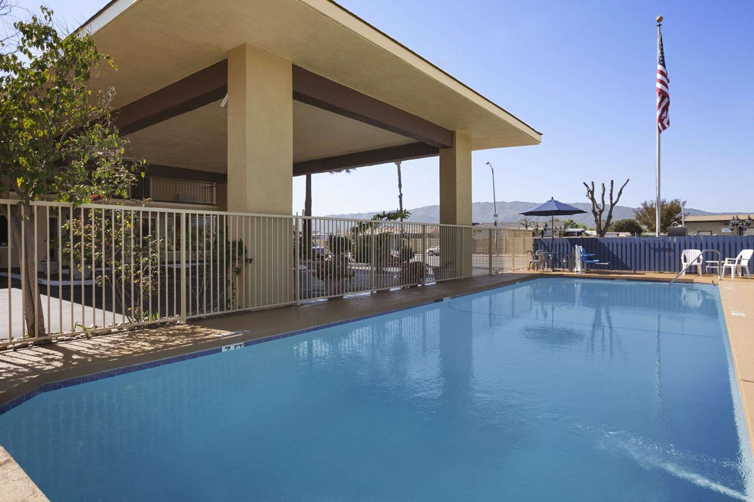 Days Inn by Wyndham Gilroy view 3