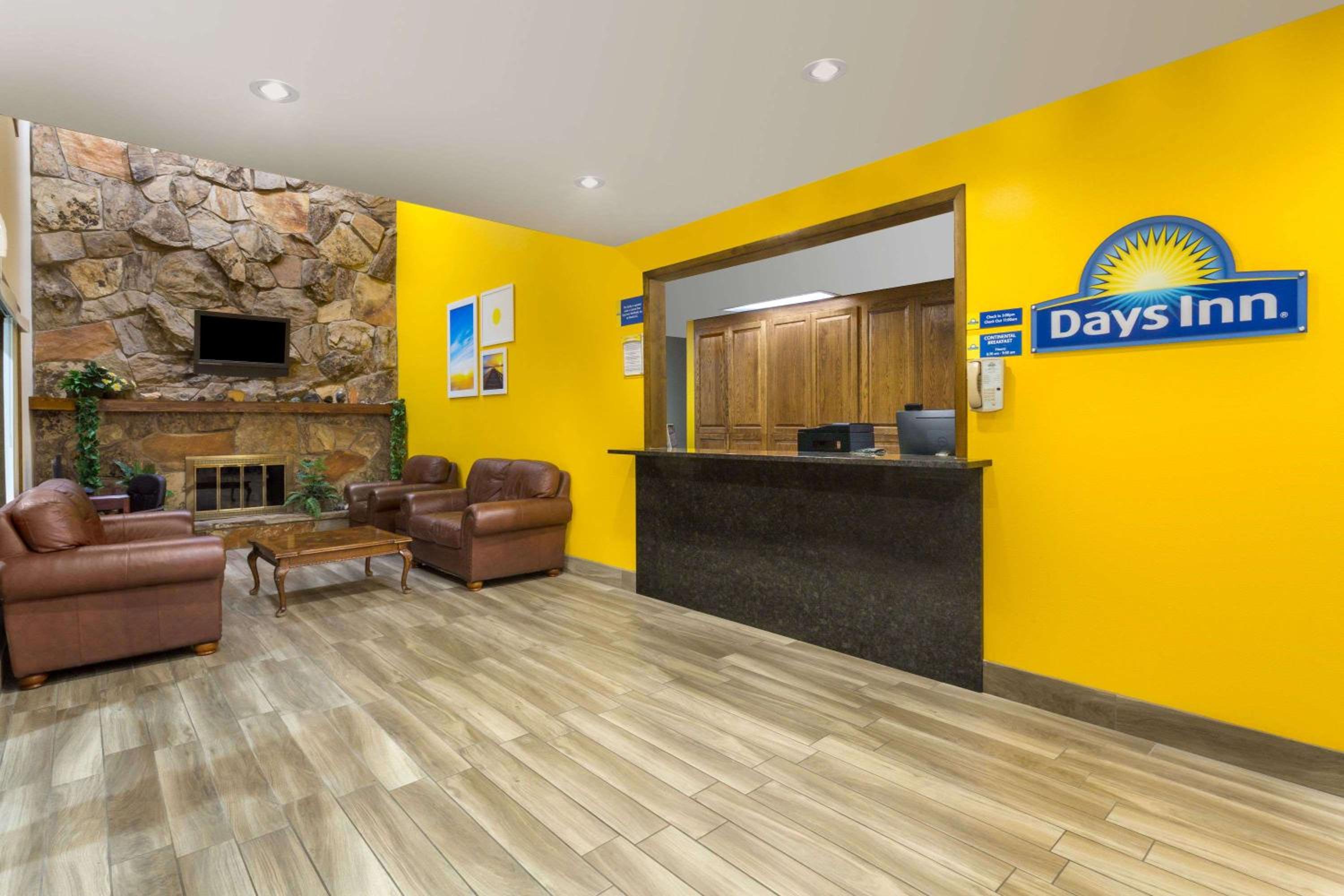 Days Inn by Wyndham Delta view 5