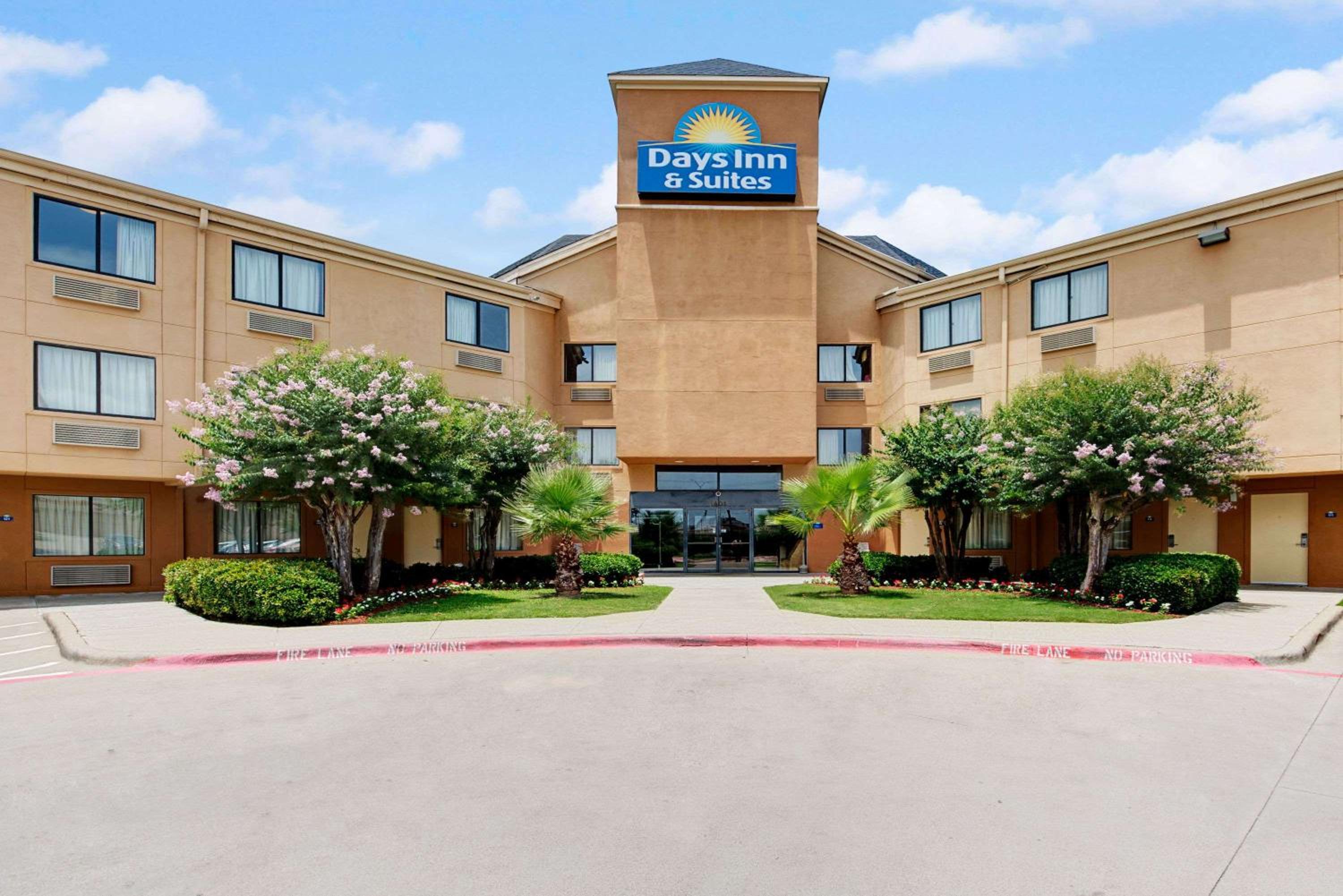 Hotel Days Inn & Suites by Wyndham DeSoto - Image 1